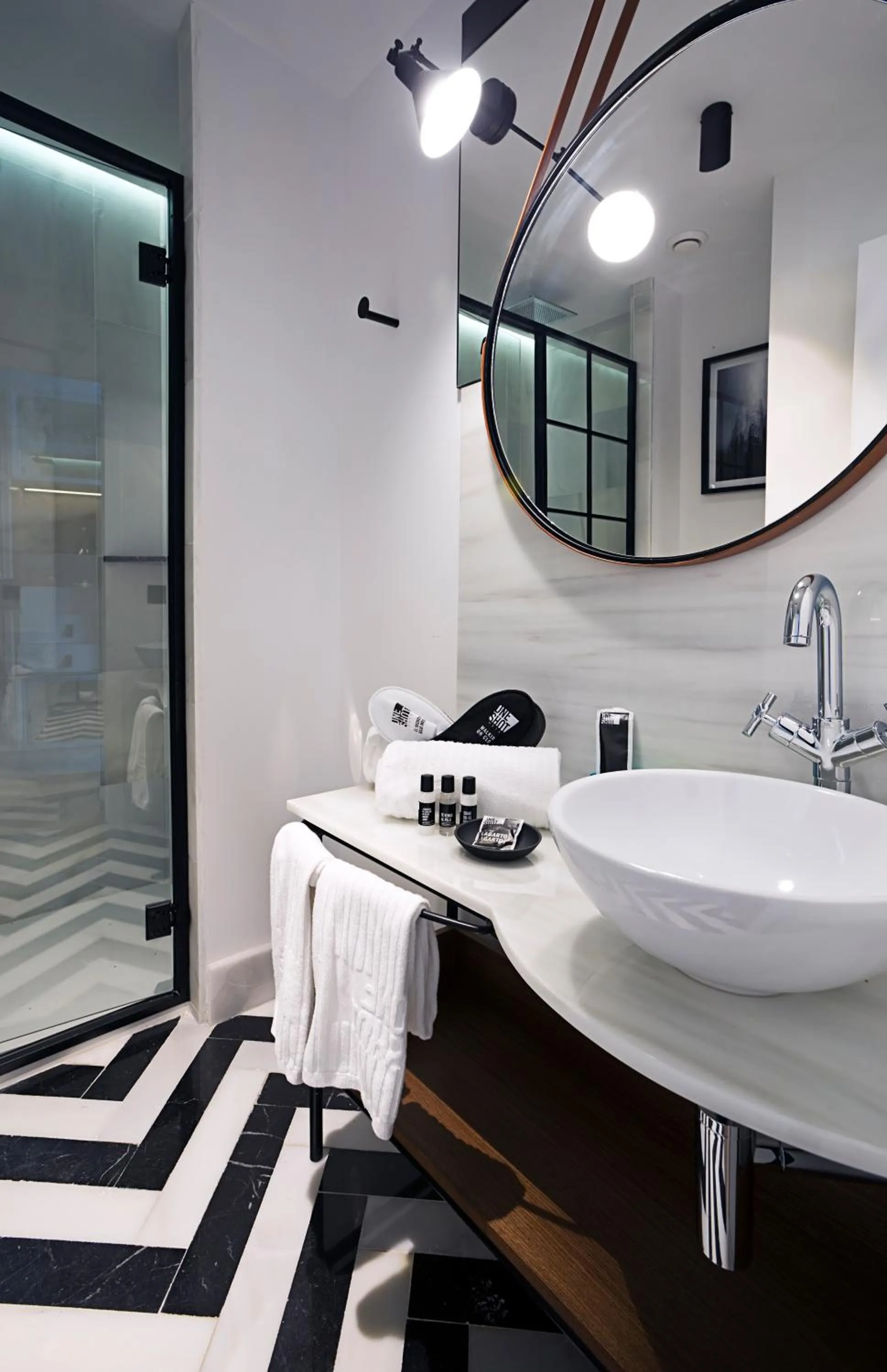 Shower in One Shot Conde Torrejón