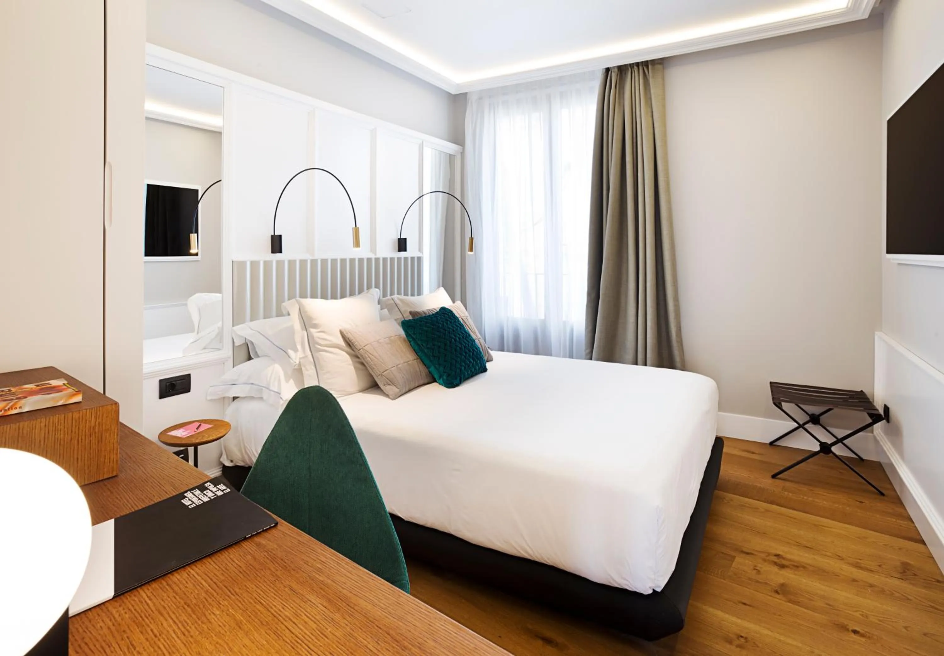 Photo of the whole room, Bed in One Shot Conde Torrejón