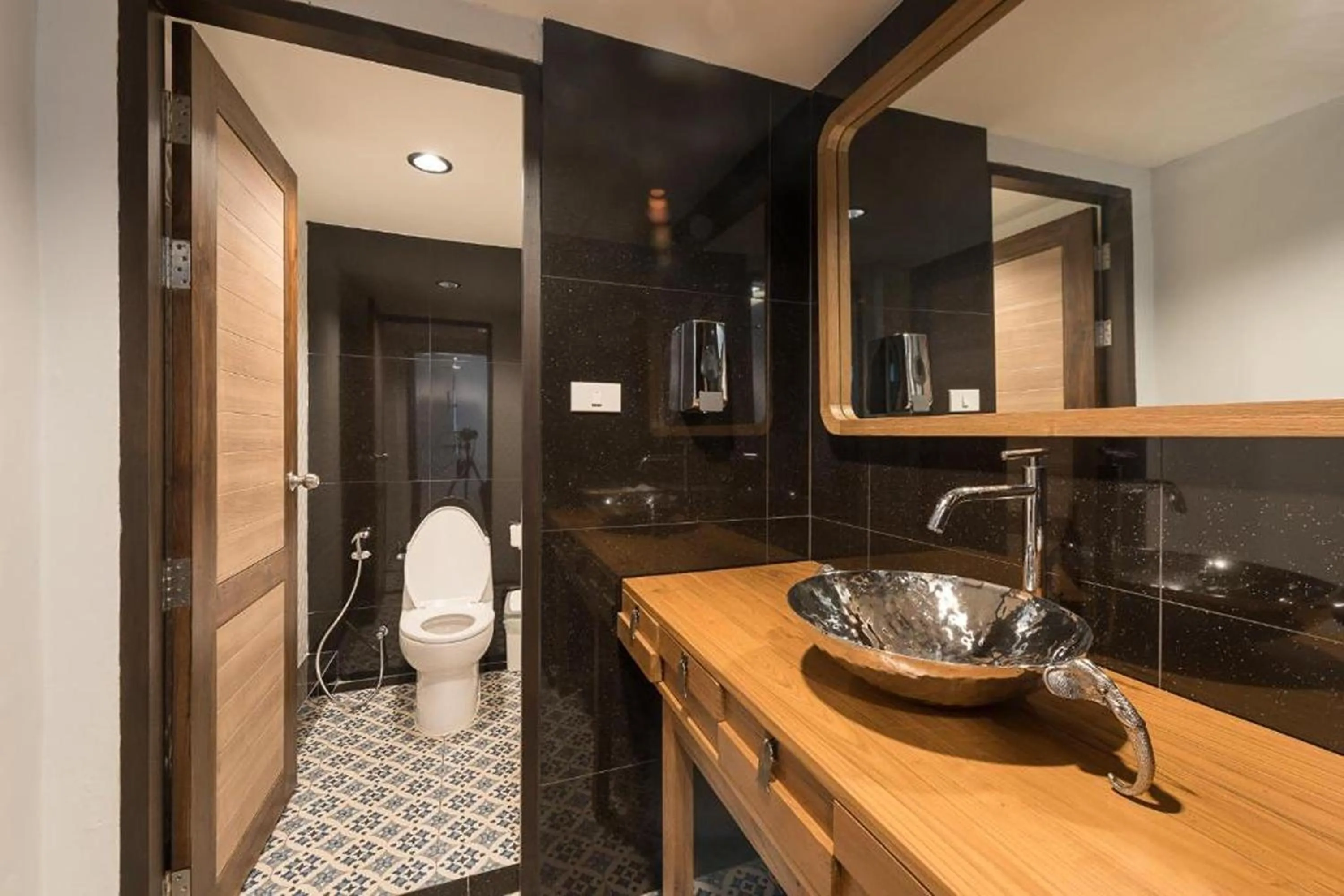 Bathroom in 33 Poshtel