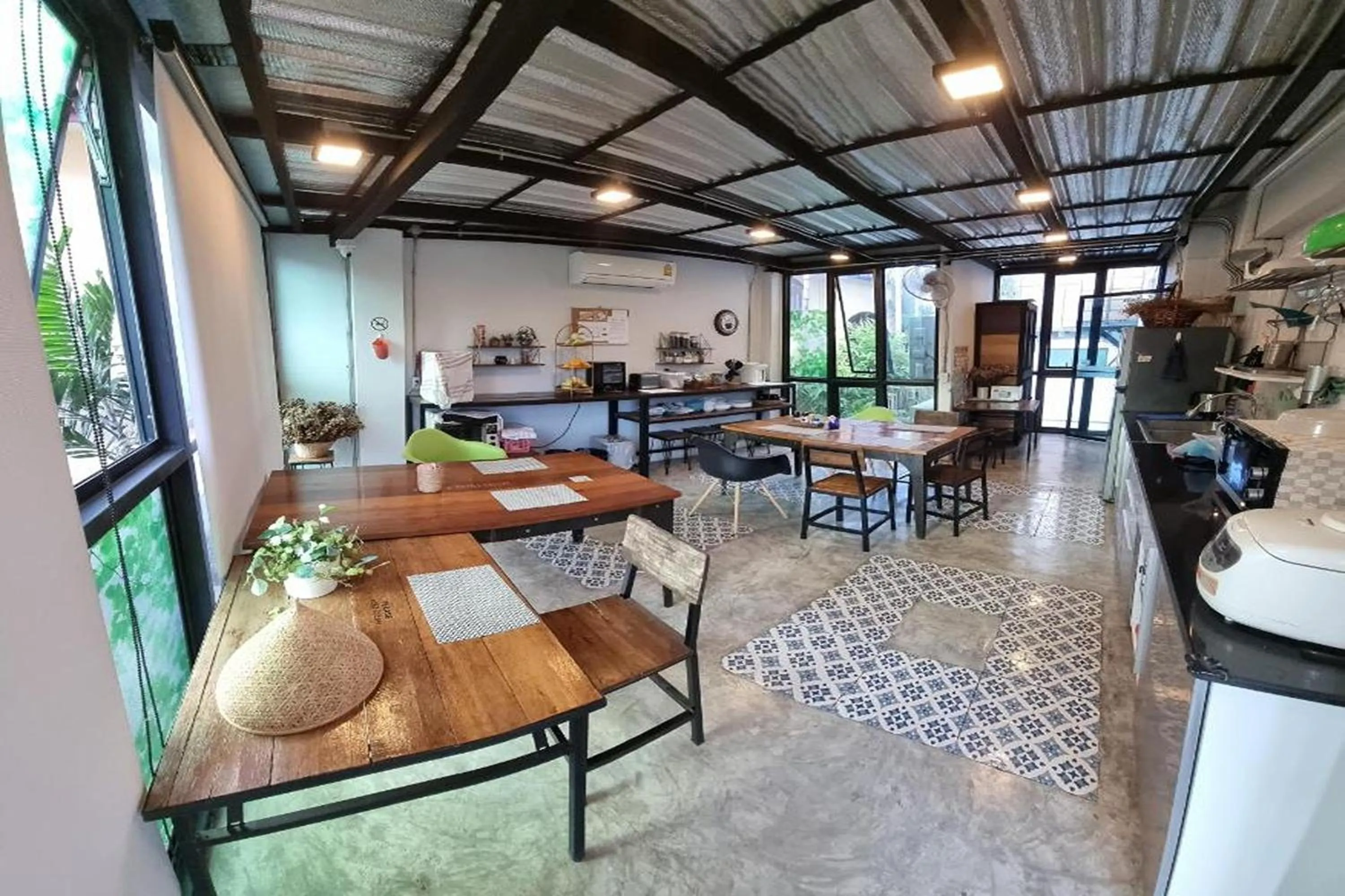 Kitchen or kitchenette in 33 Poshtel