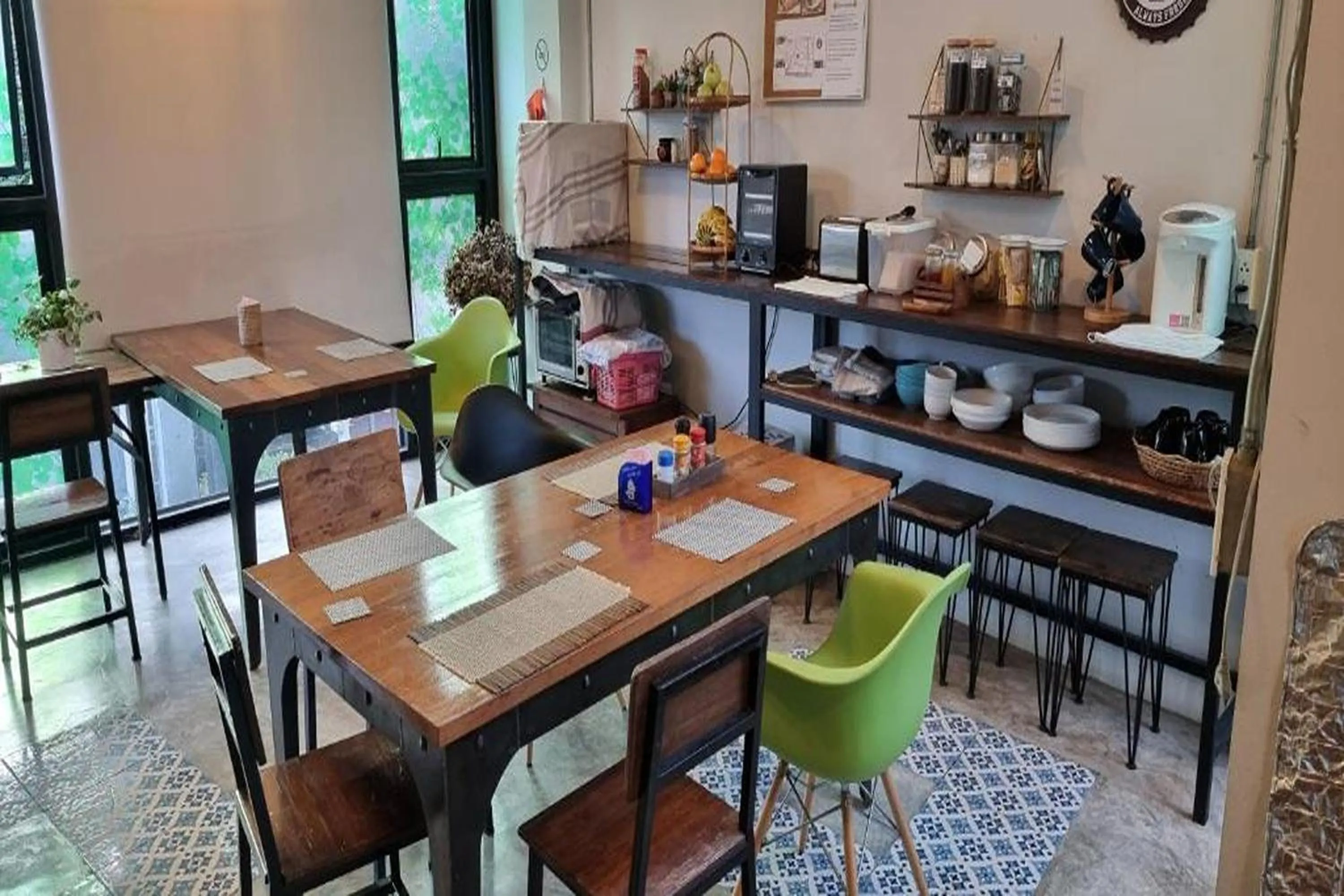 Restaurant/places to eat in 33 Poshtel