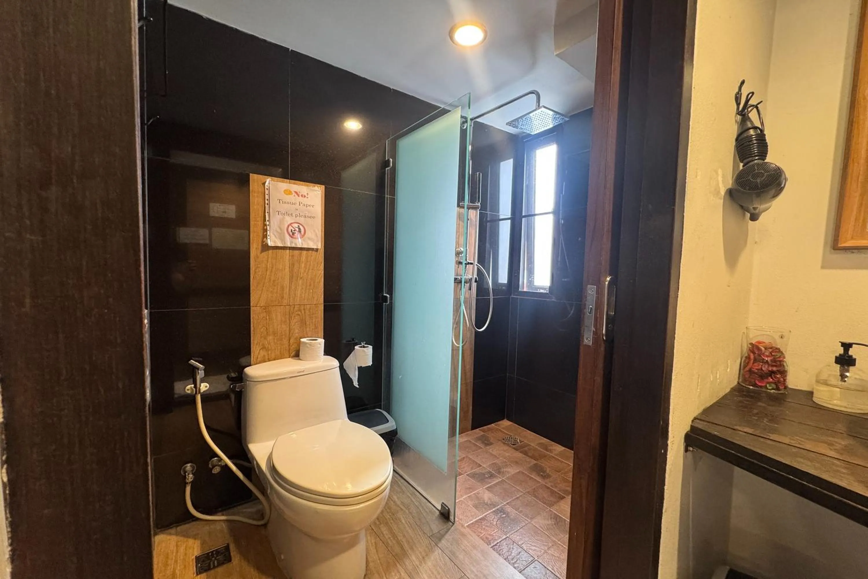 Bathroom in 33 Poshtel