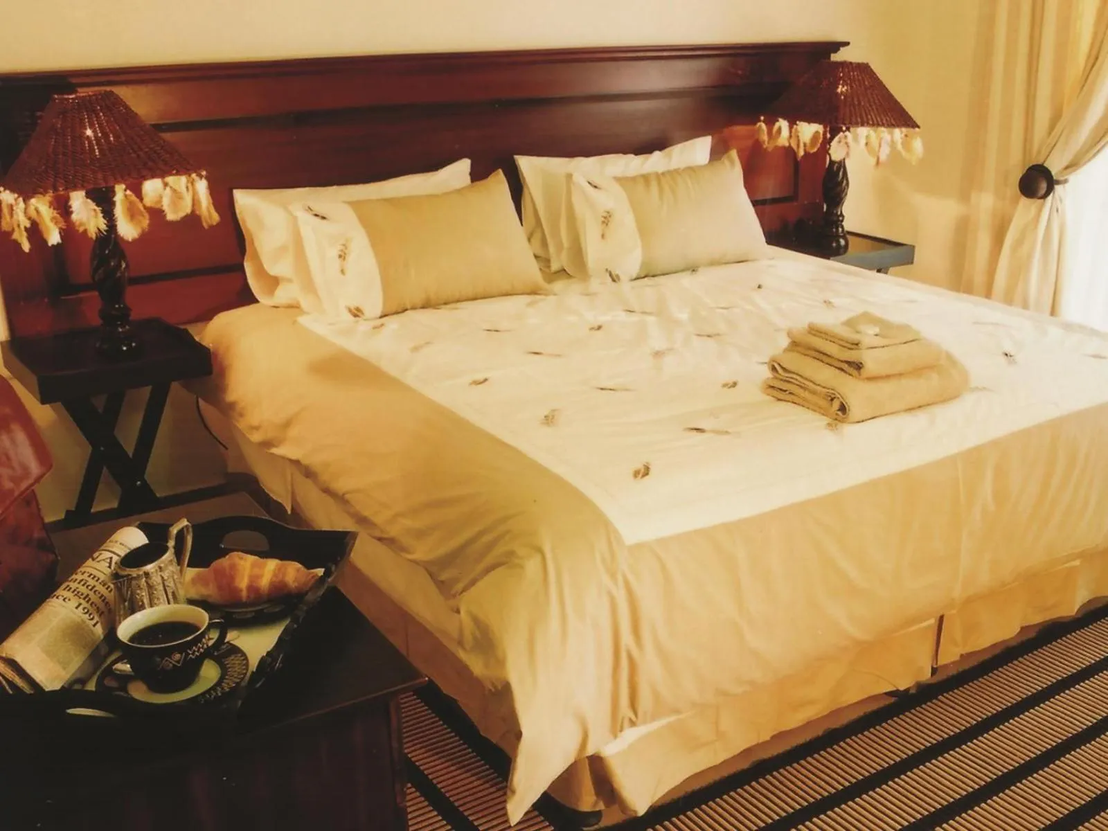 Bedroom, Bed in Falling Feather Inn