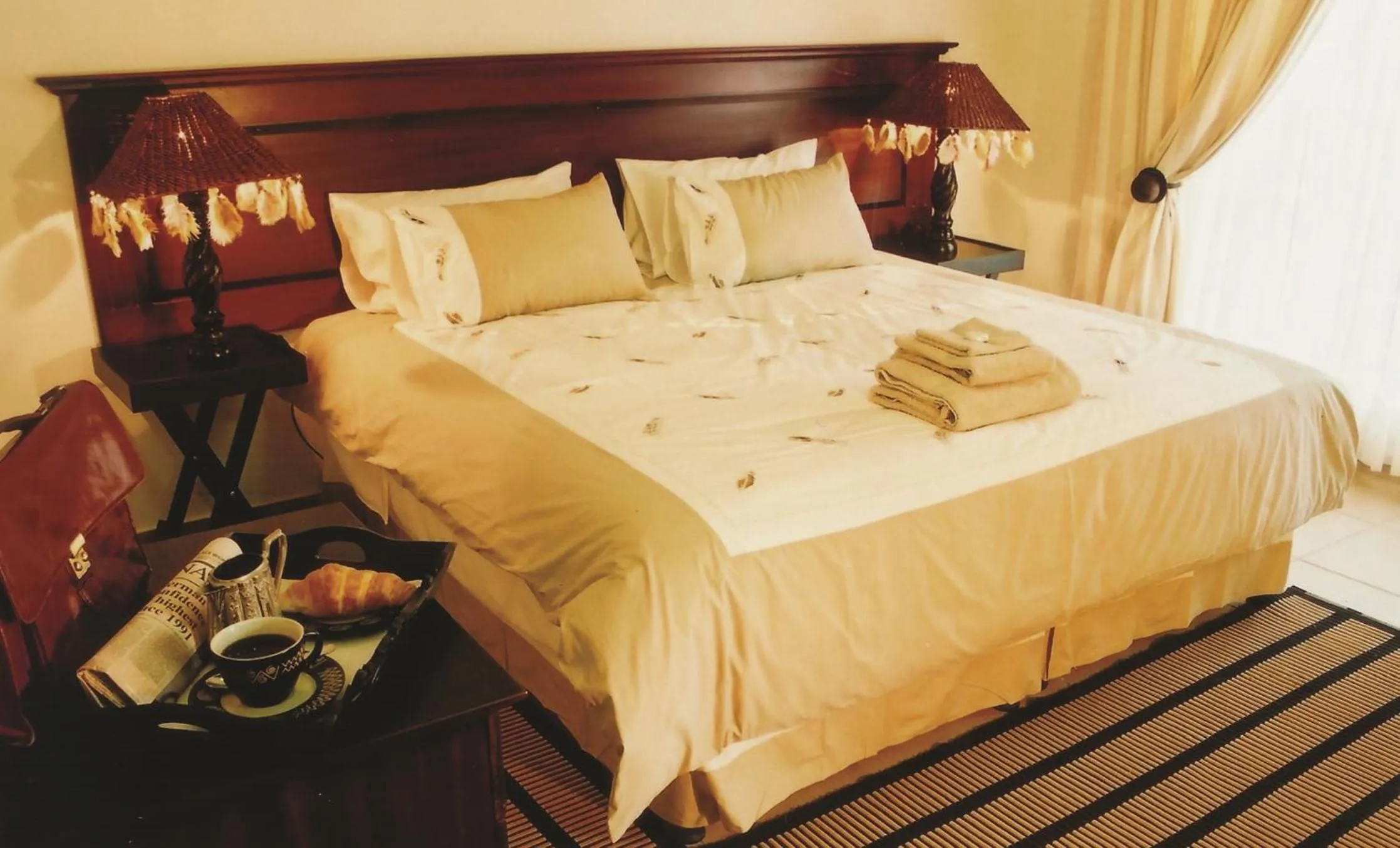 Bedroom, Bed in Falling Feather Inn