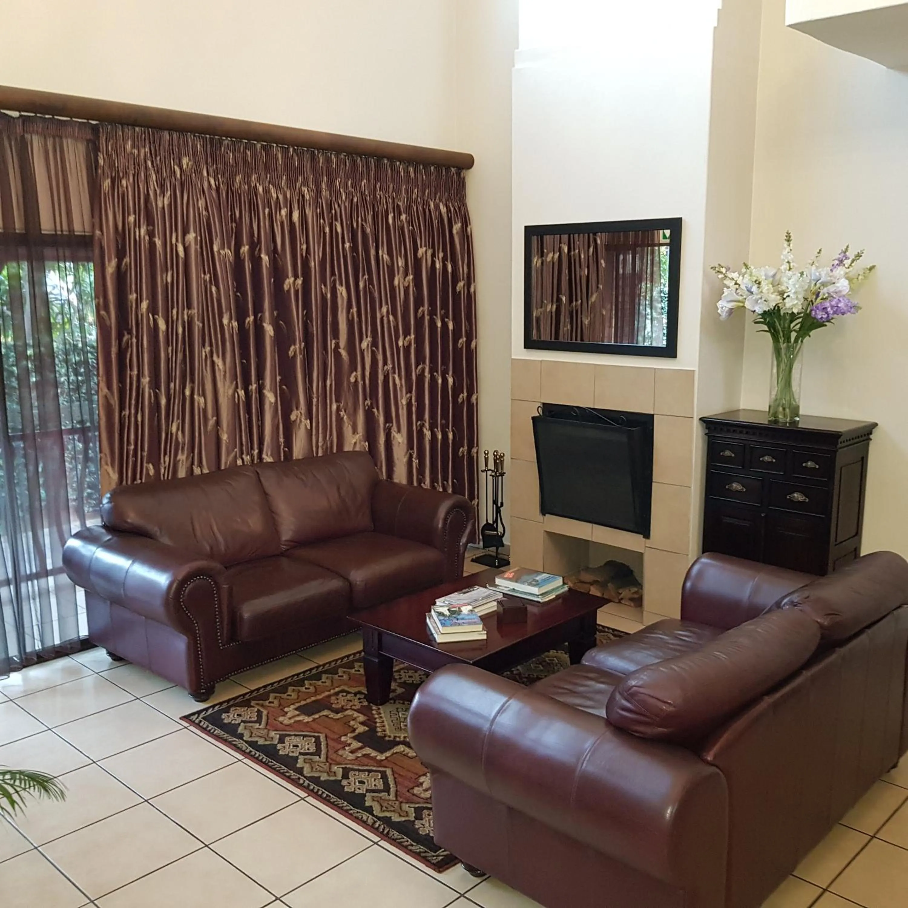 Lounge or bar in Falling Feather Inn