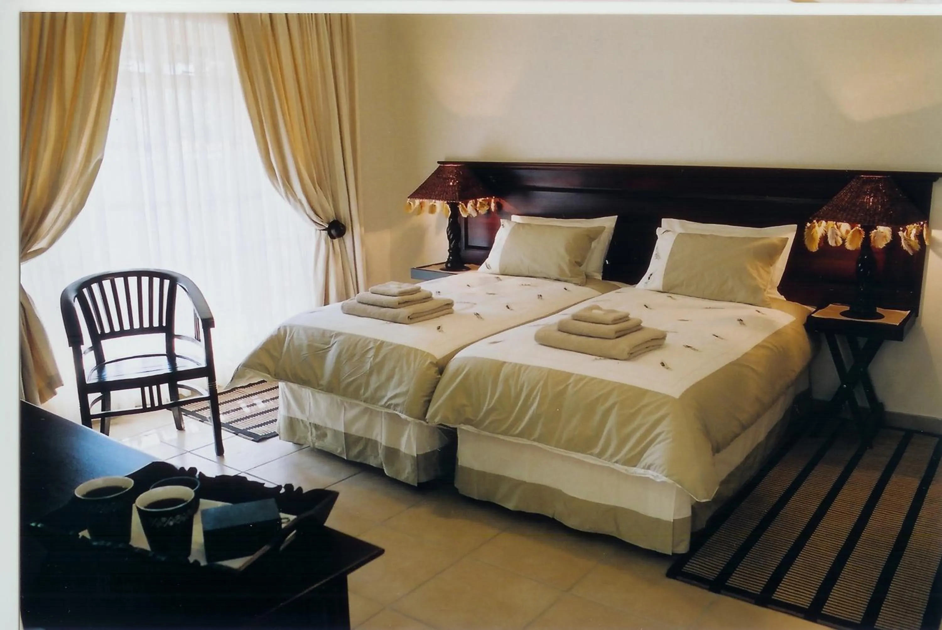 Bedroom, Bed in Falling Feather Inn