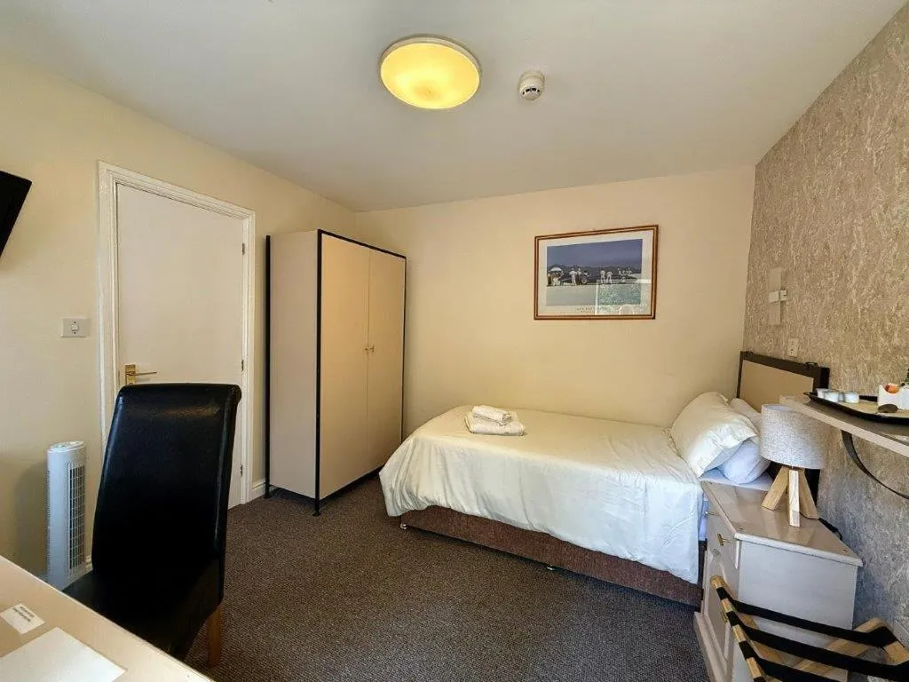 Bed in Deincourt Hotel