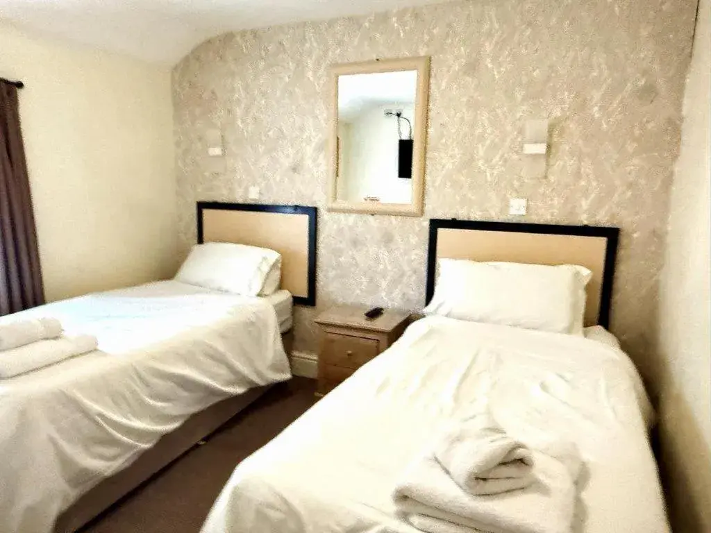 Twin Room - single occupancy - Shower Only in Deincourt Hotel Twin Room - single occupancy - Shower Only in Deincourt Hotel