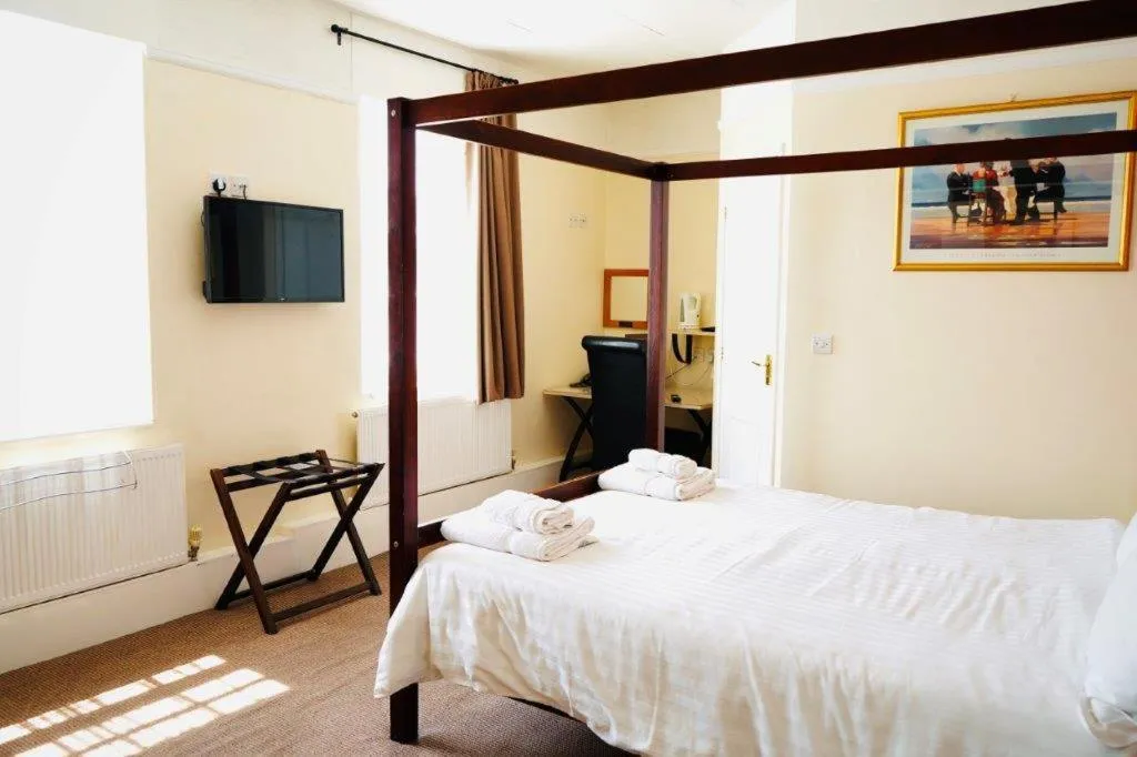 Bed in Deincourt Hotel