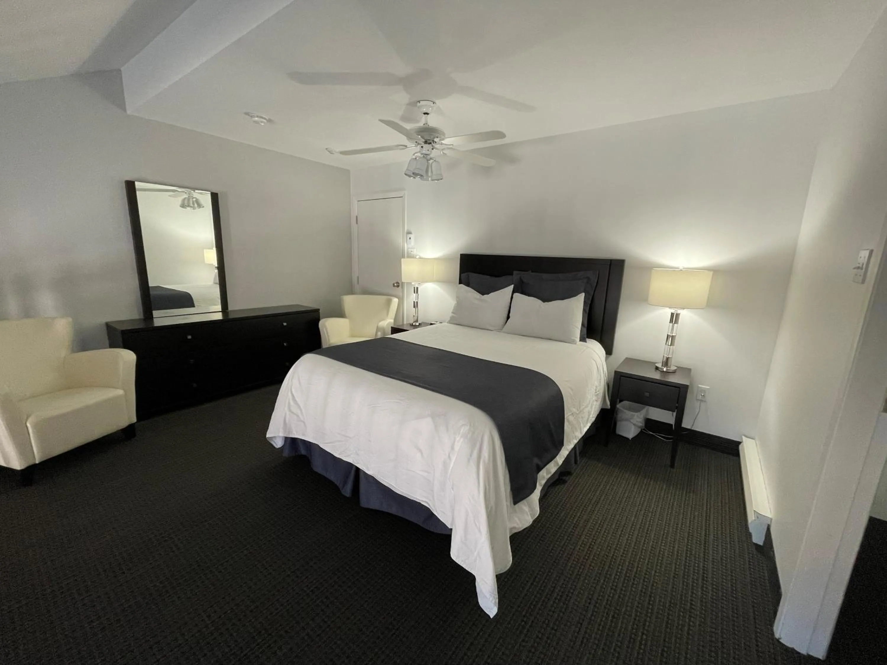 Swimming pool, Bed in Hotel Vacances Tremblant