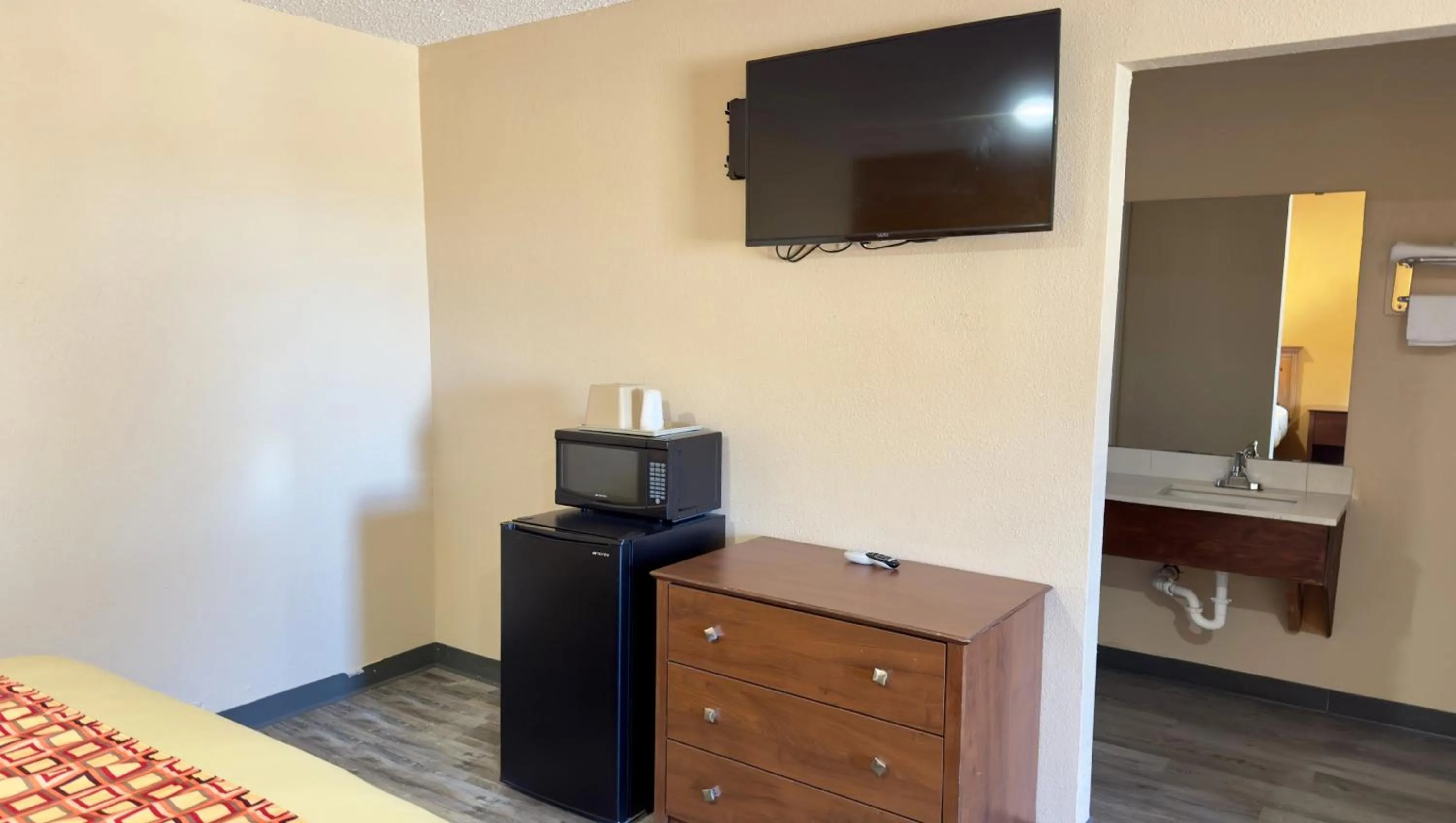 Bedroom, Bed in Regency Inn Hondo