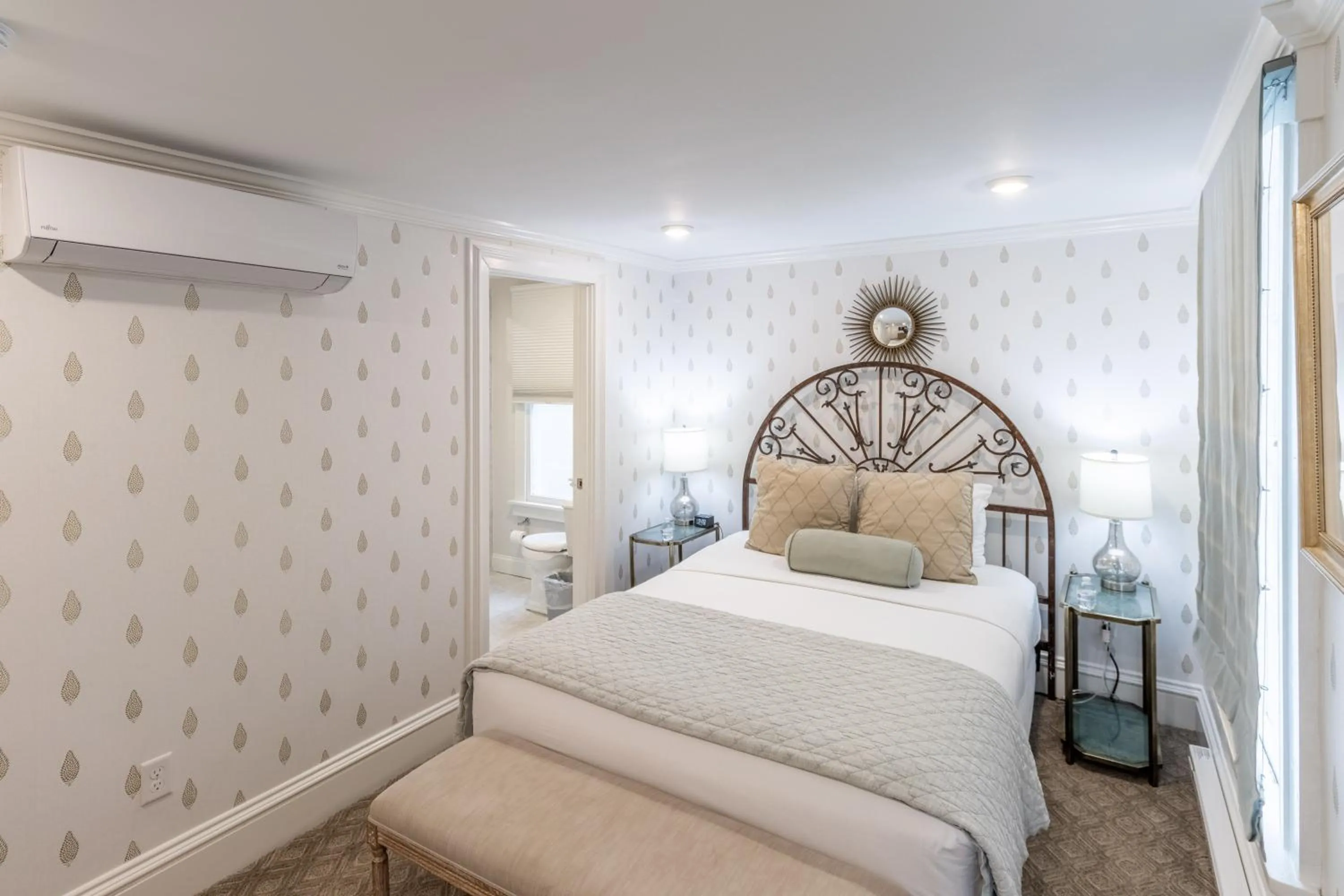 Bed in Serenity Inn Newport