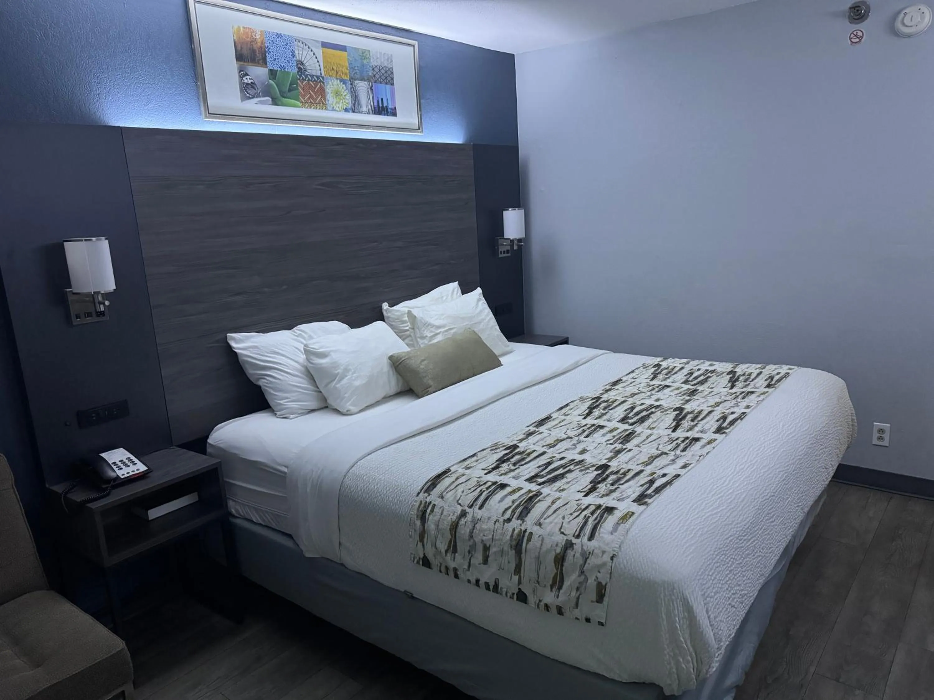 Bedroom, Bed in Baymont by Wyndham Dayton North