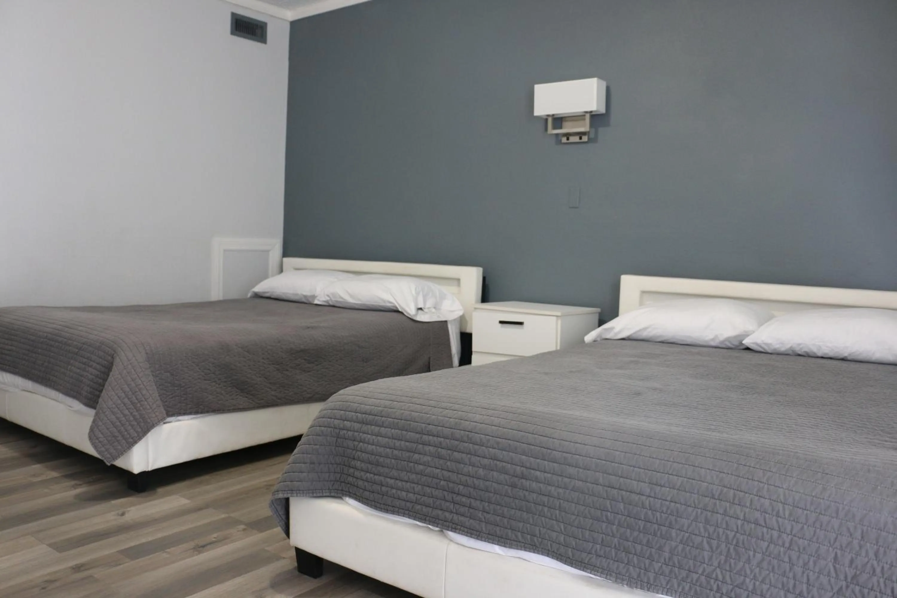 Bed in Travel Inn Fort Pierce