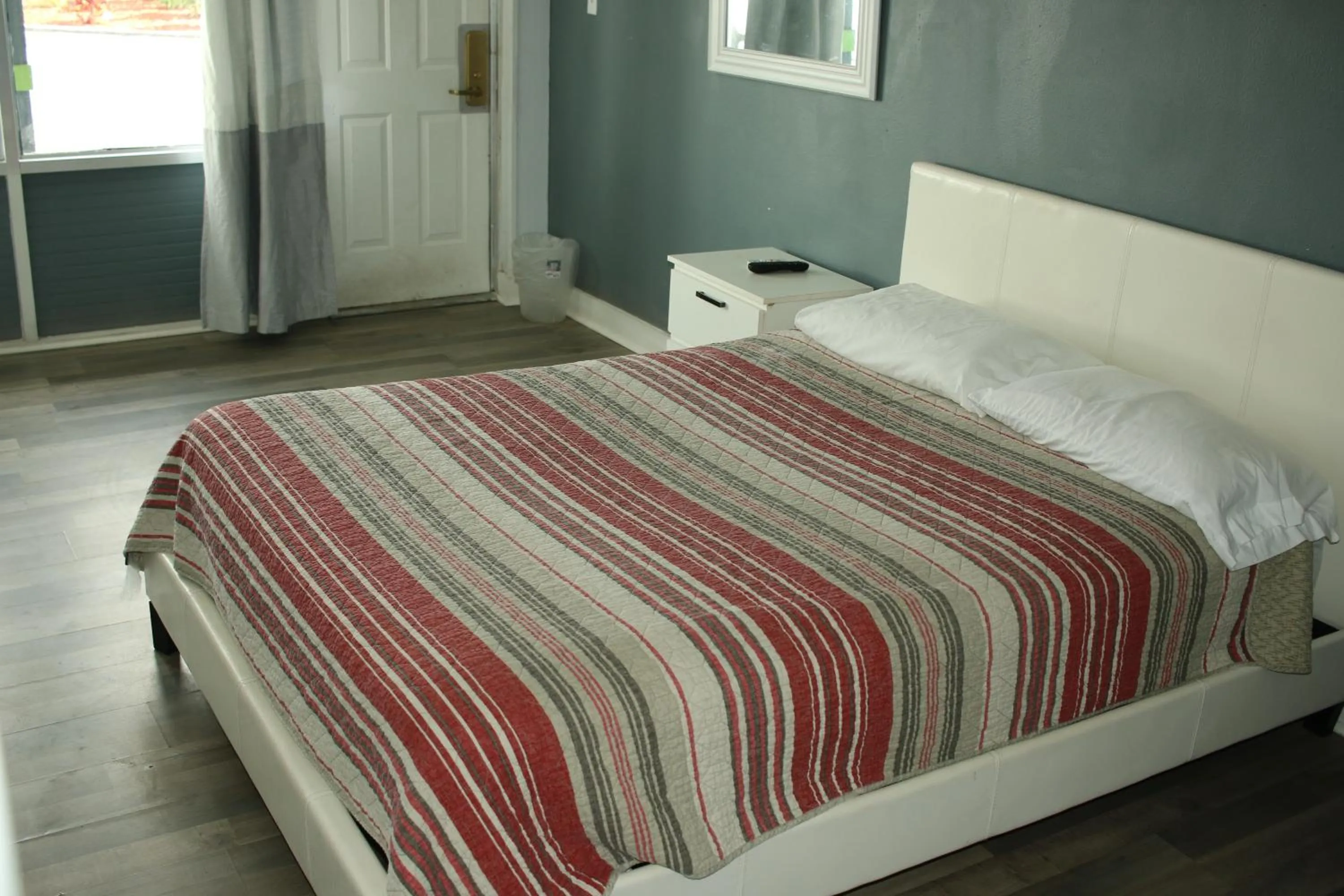 Bed in Travel Inn Fort Pierce