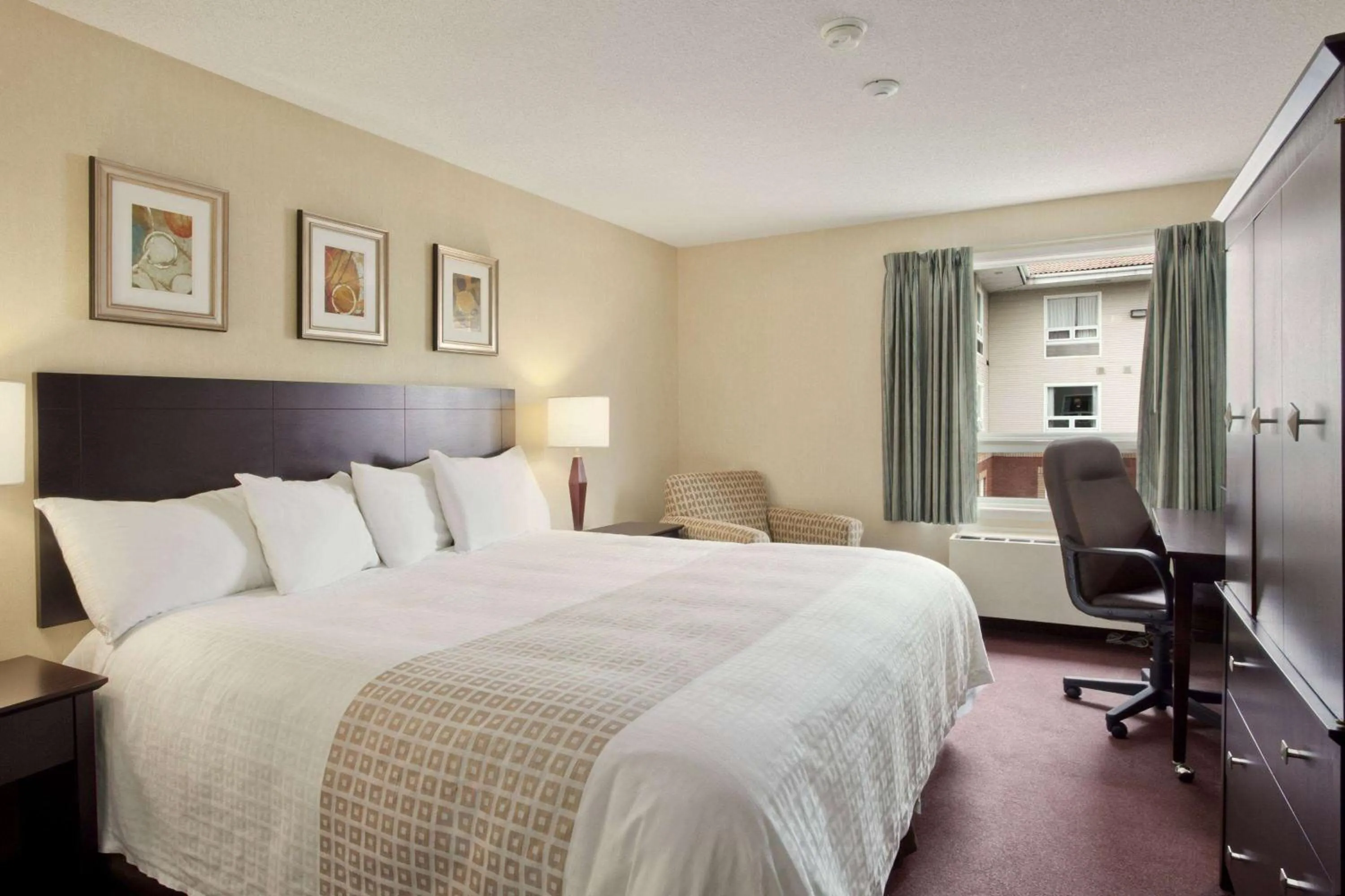 Photo of the whole room, Bed in Travelodge Hotel by Wyndham Sudbury