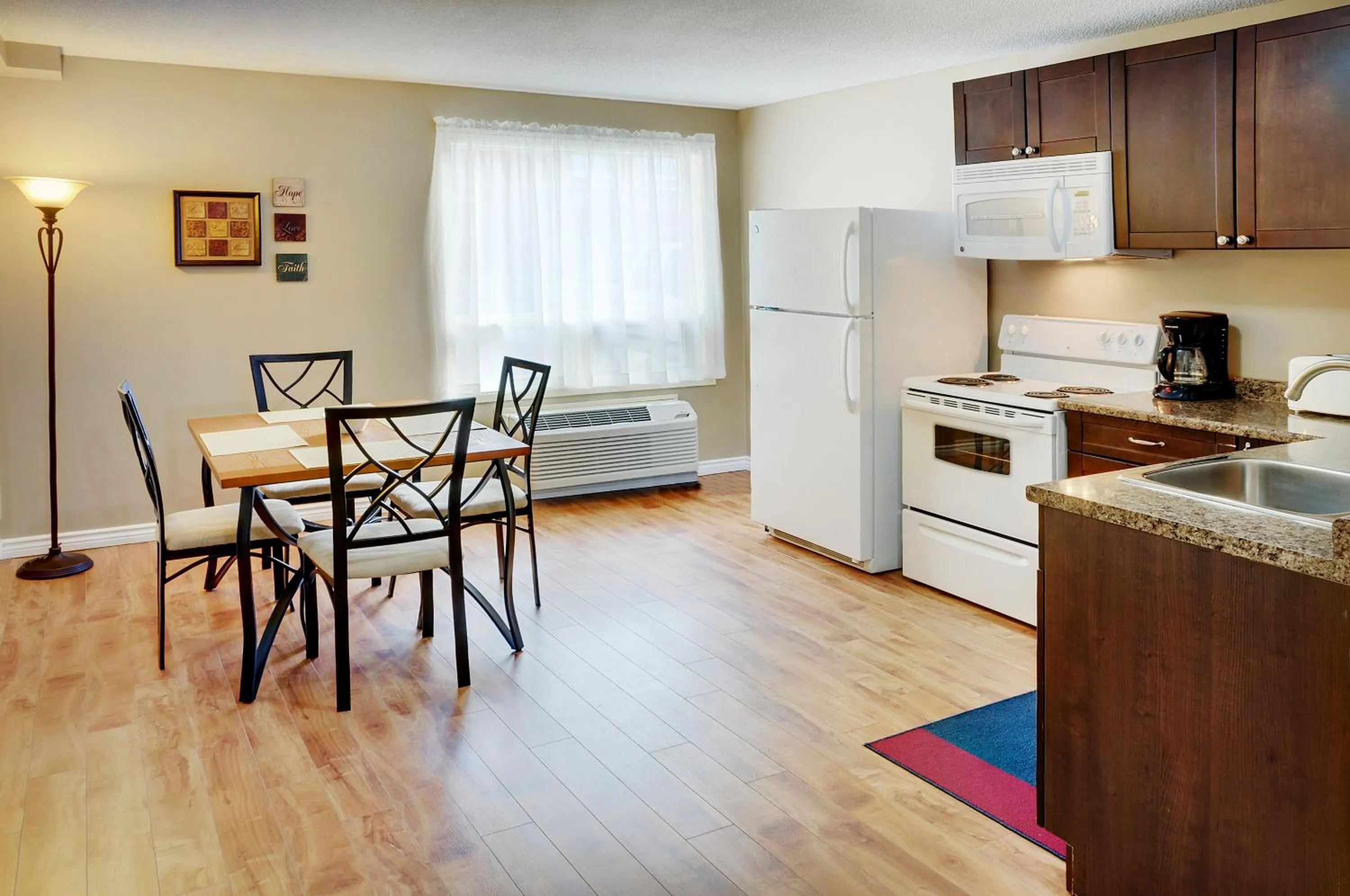 Kitchen or kitchenette in Travelodge Hotel by Wyndham Sudbury