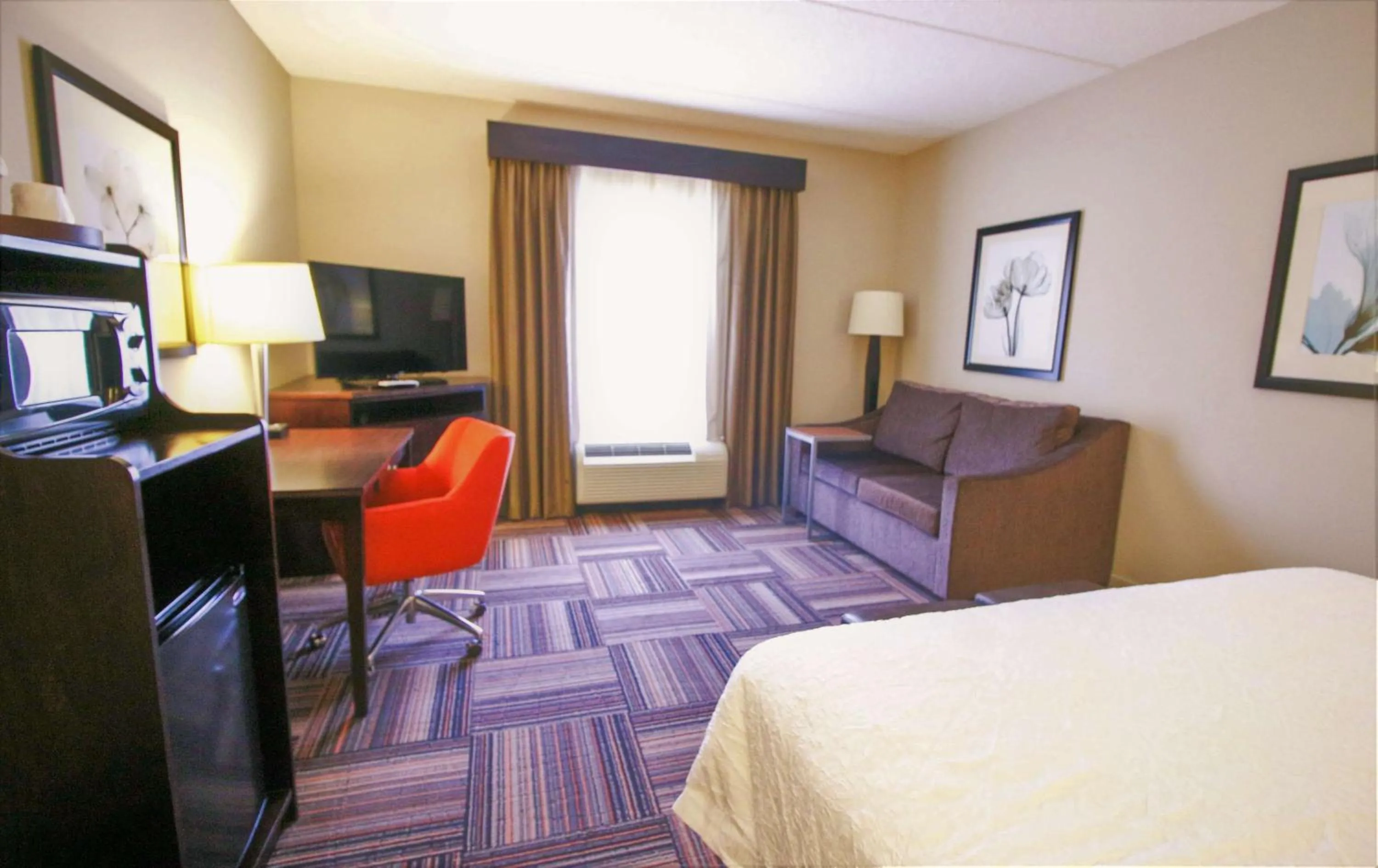 Bedroom, Bed in Hampton Inn & Suites Flowery Branch