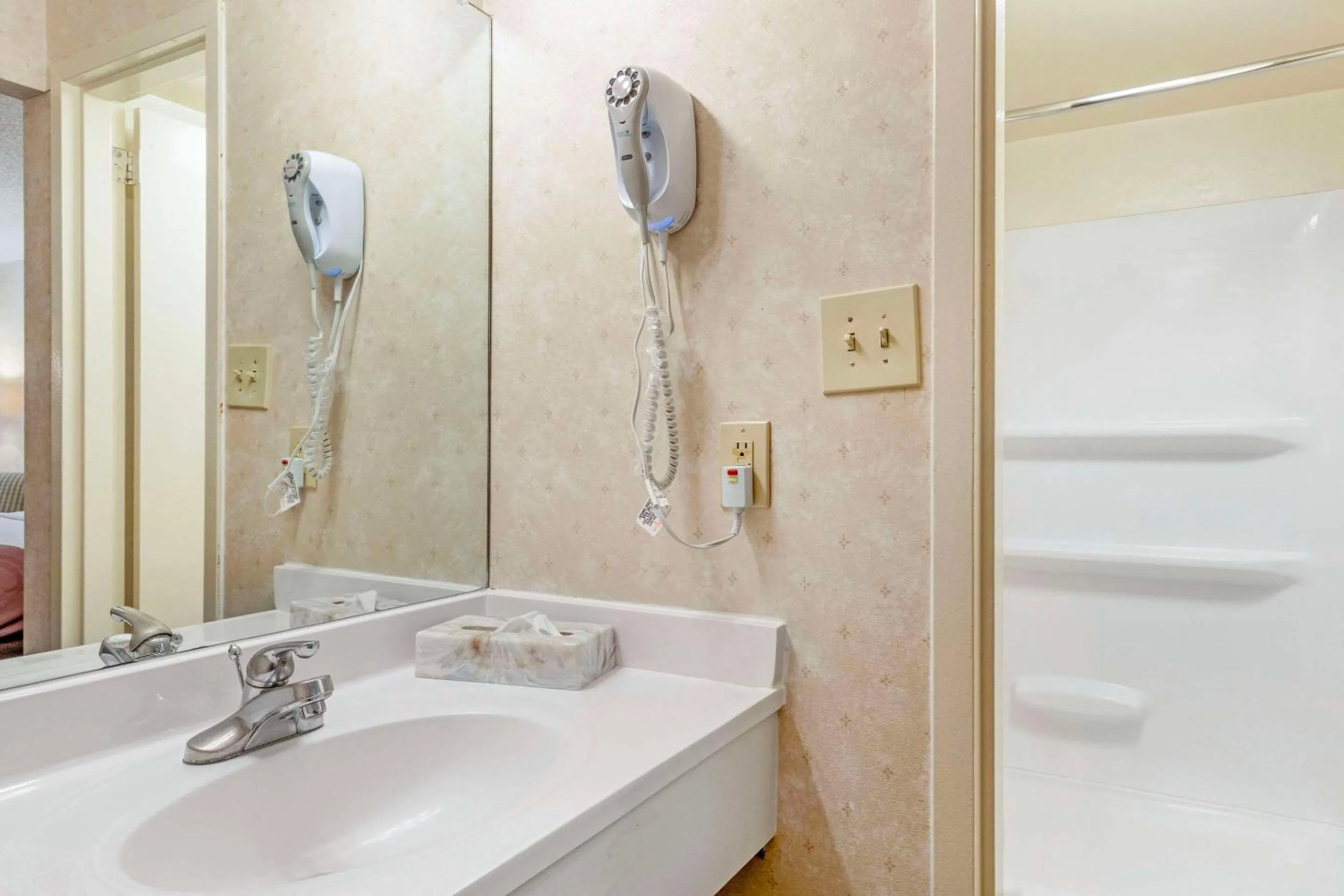 Bedroom in Quality Inn Vienna - Tysons Corner