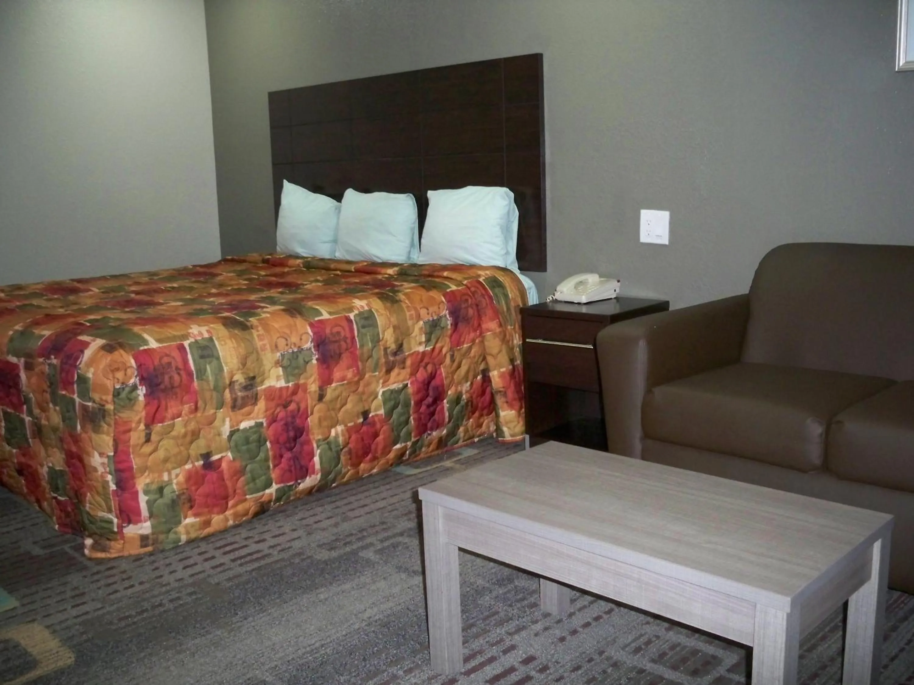 Bedroom, Bed in Scottish Inn and Suites Beaumont