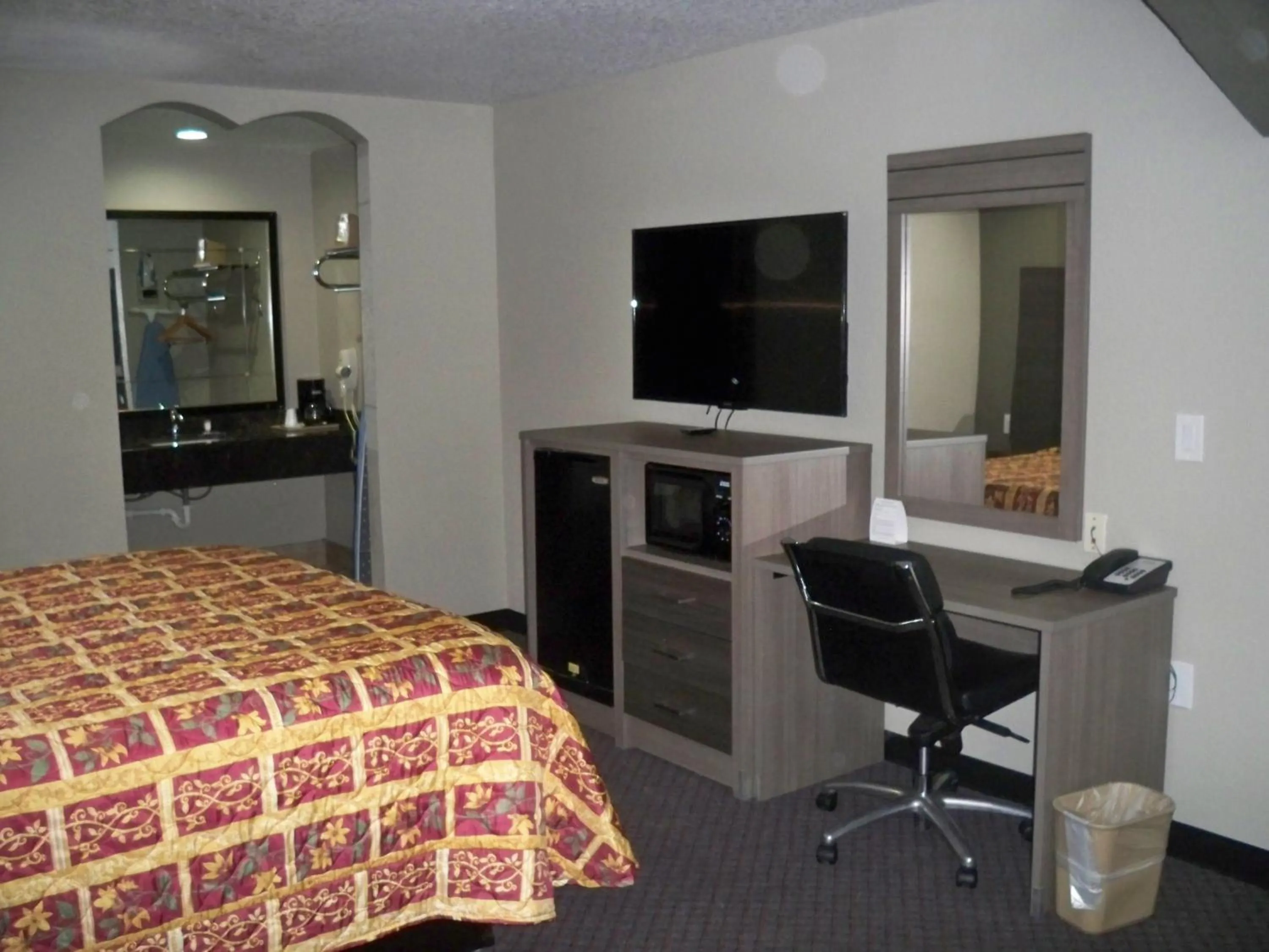 Bedroom, Bed in Scottish Inn and Suites Beaumont