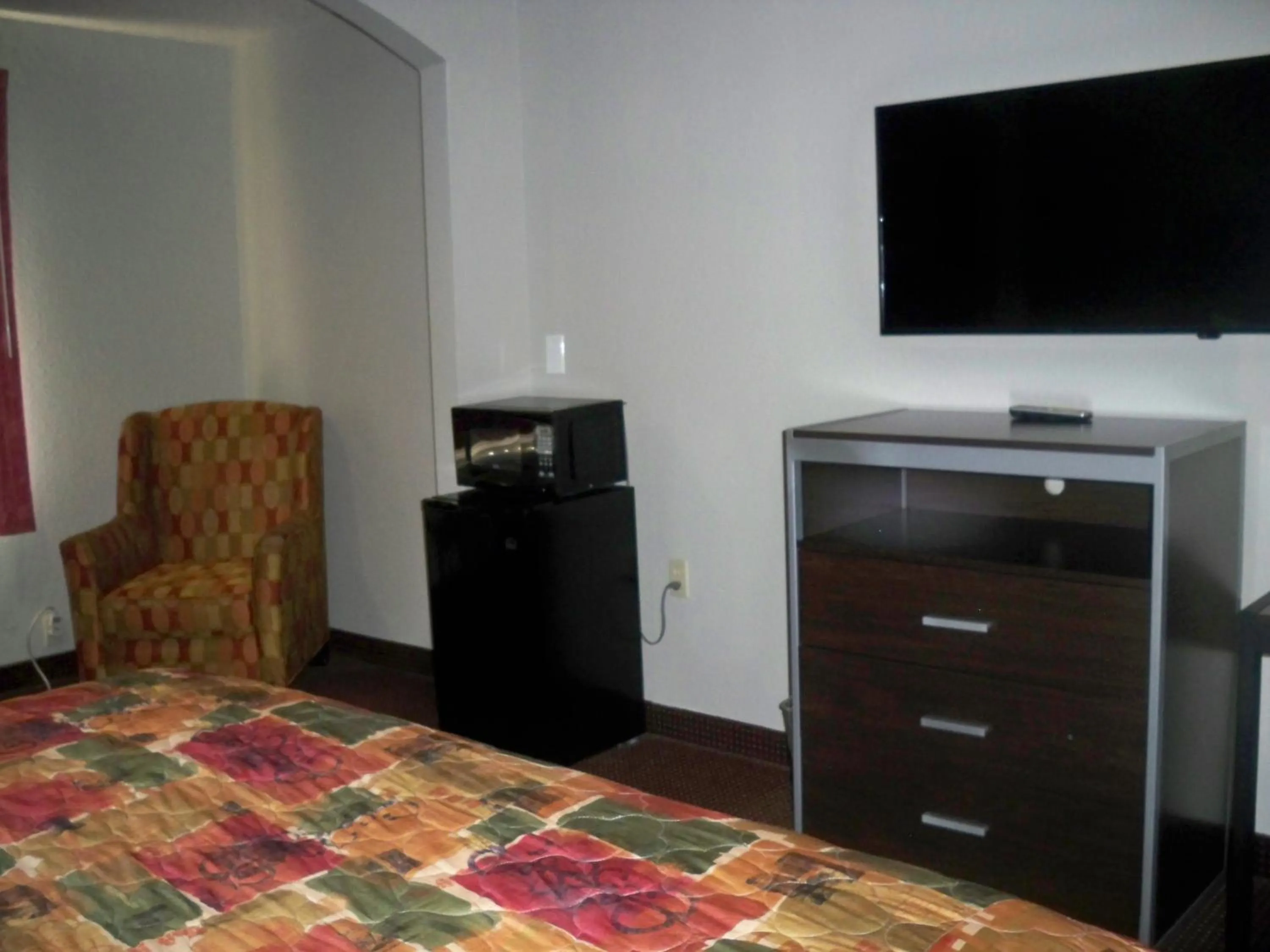 TV and multimedia, Bed in Scottish Inn and Suites Beaumont