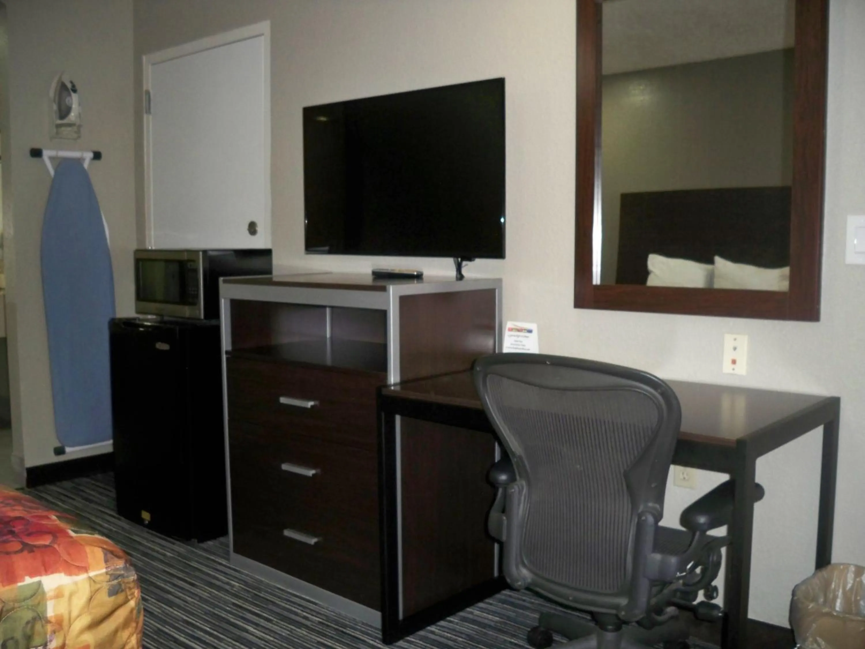 TV and multimedia in Scottish Inn and Suites Beaumont