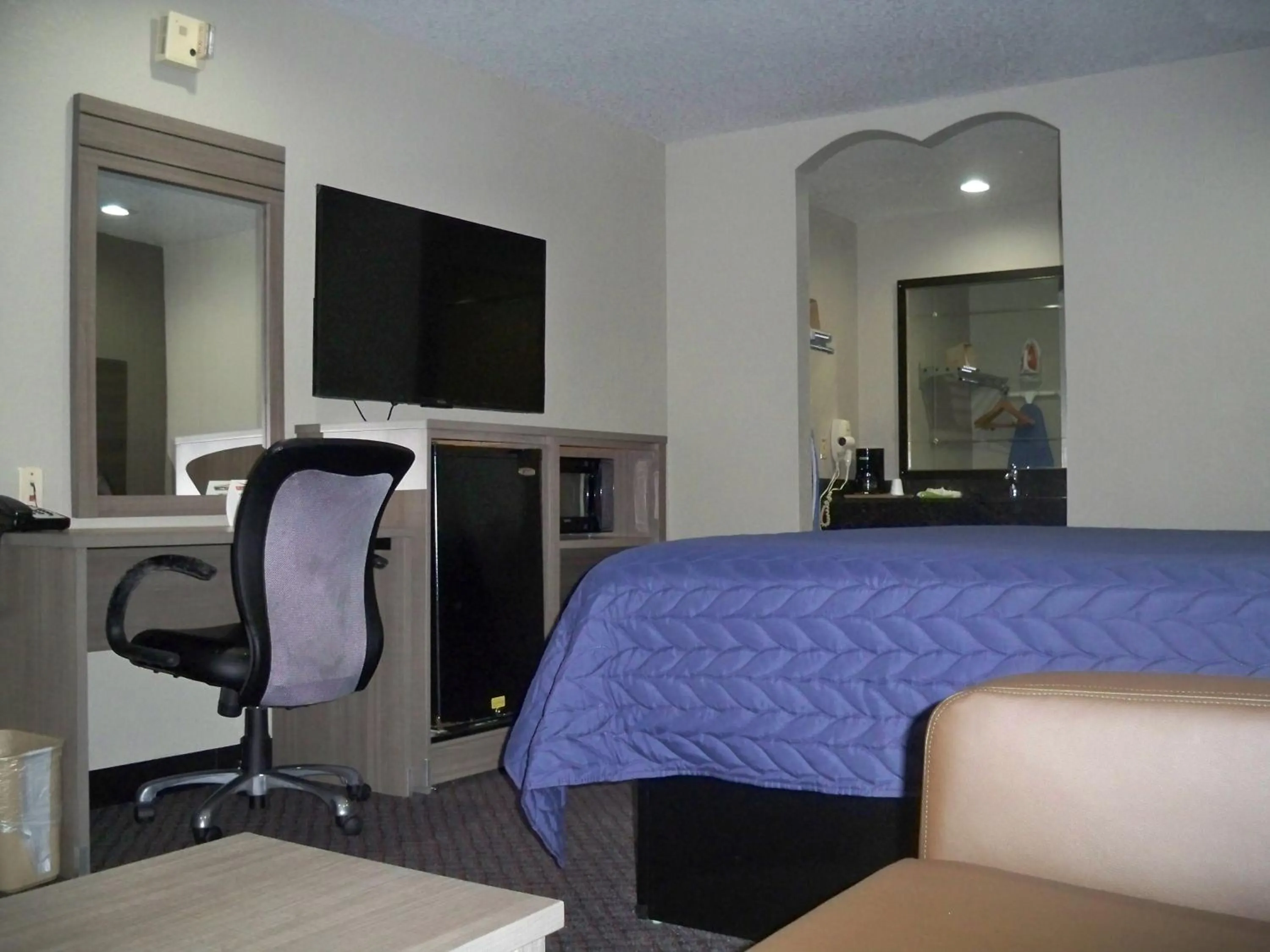 TV and multimedia in Scottish Inn and Suites Beaumont