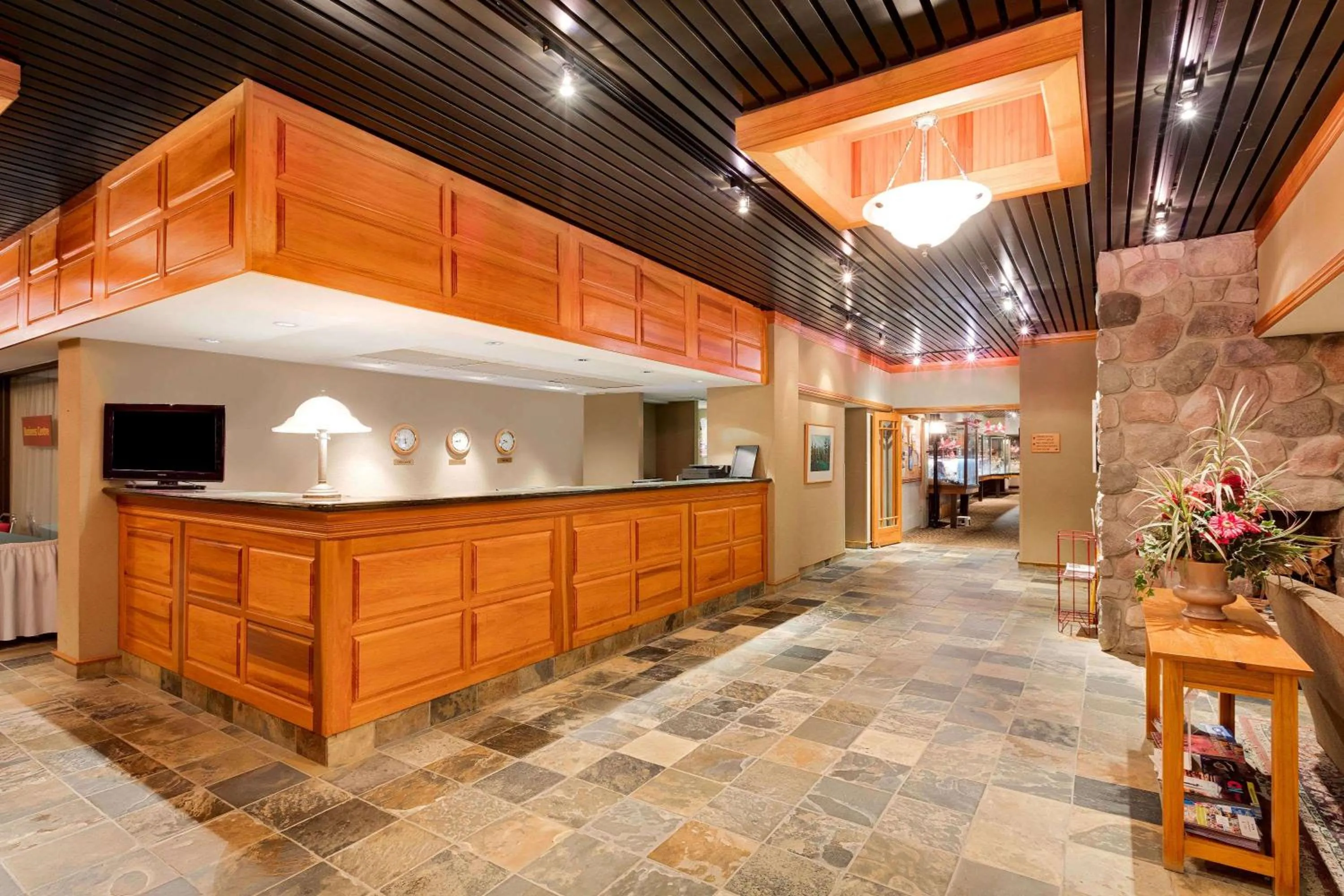 Lobby or reception in Ramada by Wyndham Pinewood Park Resort North Bay