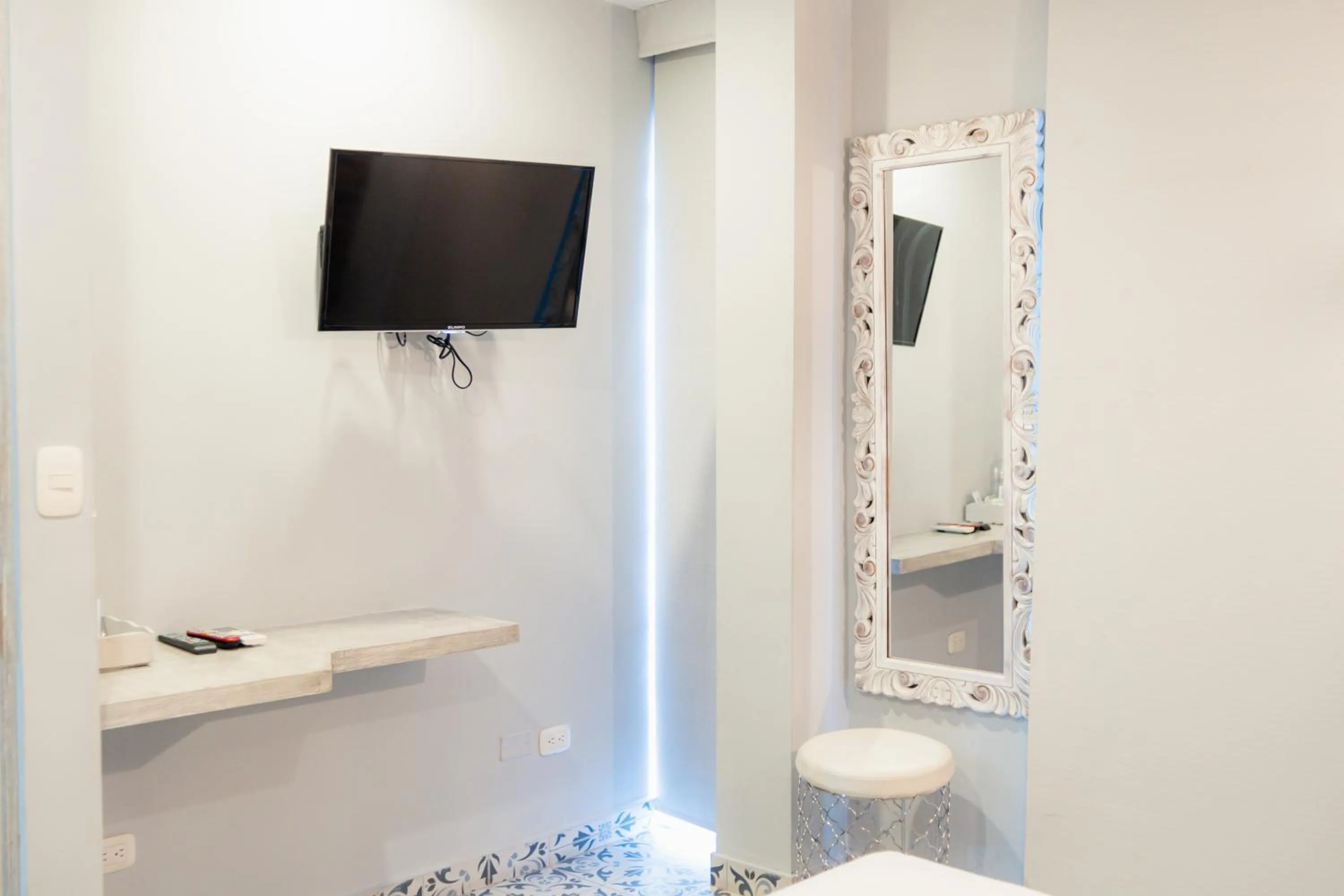 TV and multimedia in Hotel Boutique ADAZ