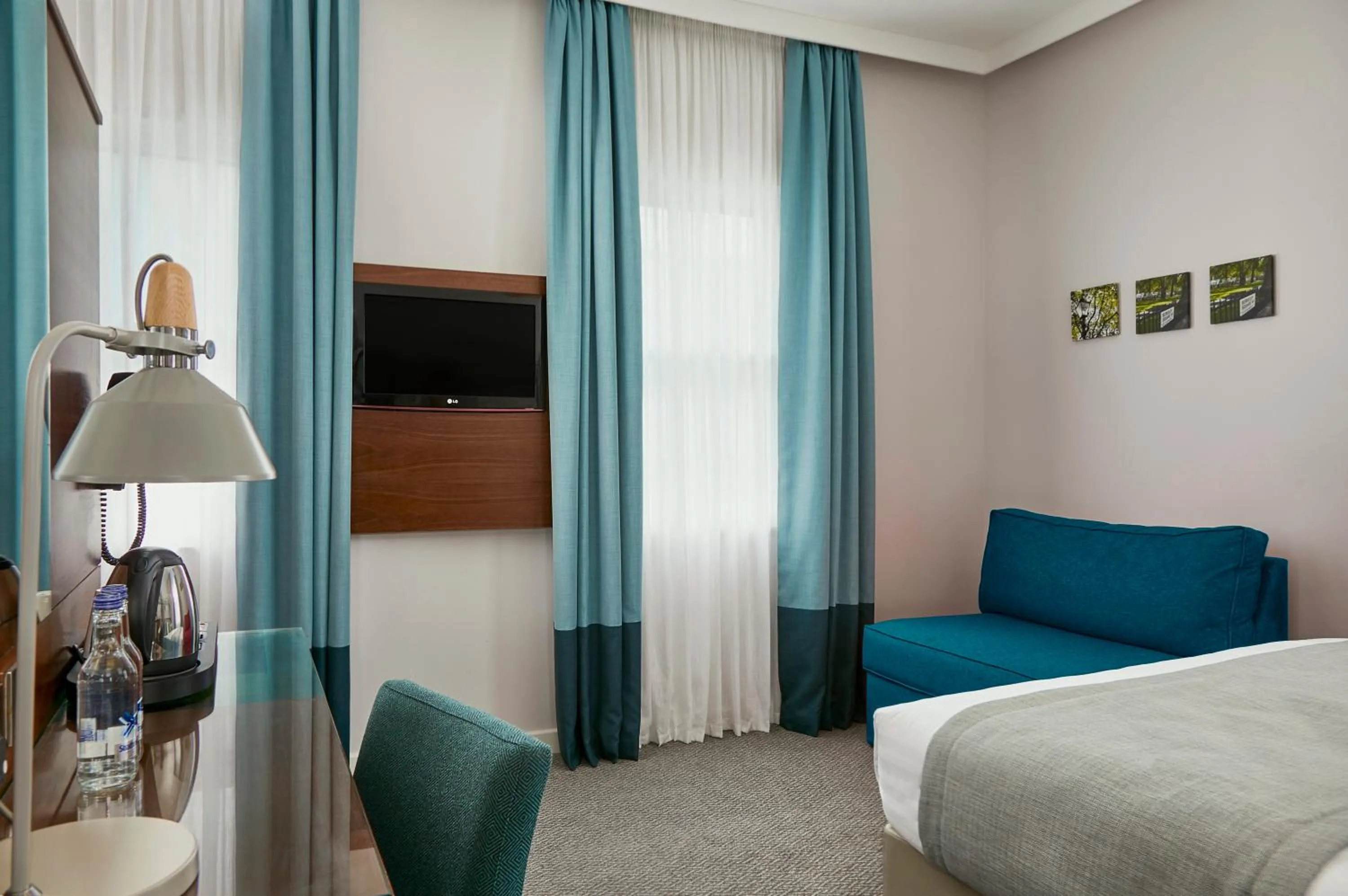 Photo of the whole room, Bed in Seraphine Hammersmith Hotel