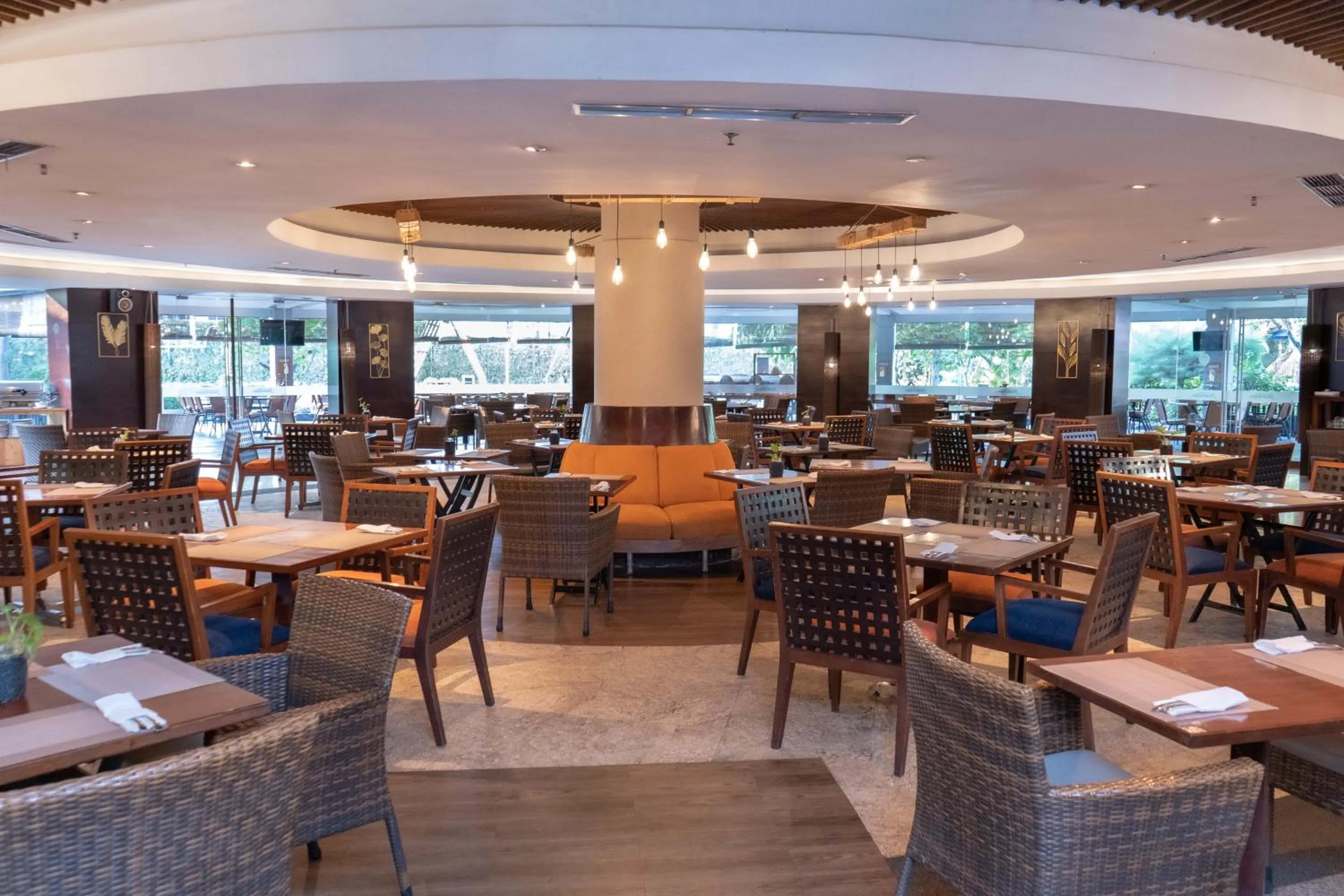 Restaurant/places to eat in Mercure Convention Center Ancol