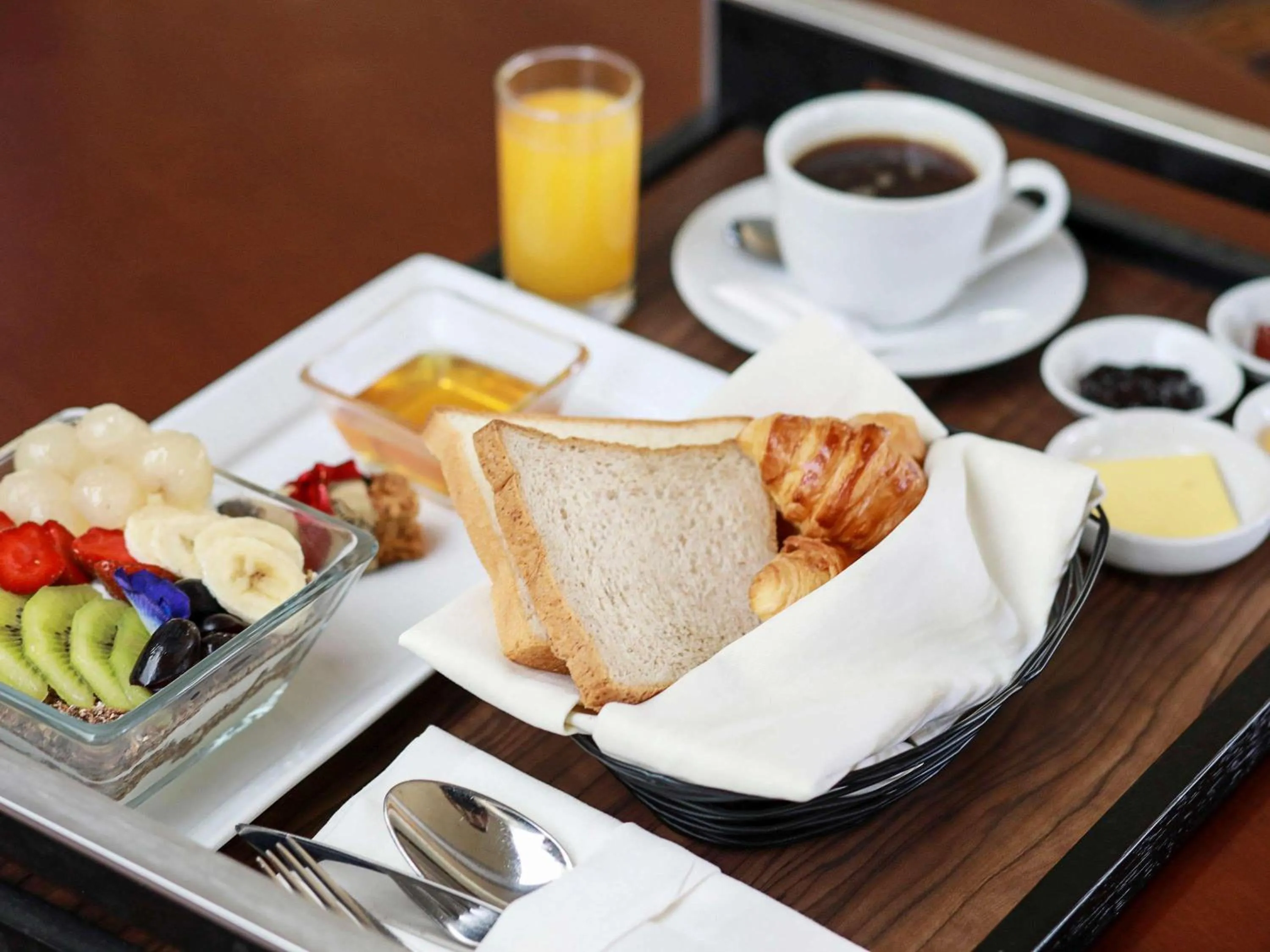 Restaurant/places to eat in Mercure Convention Center Ancol