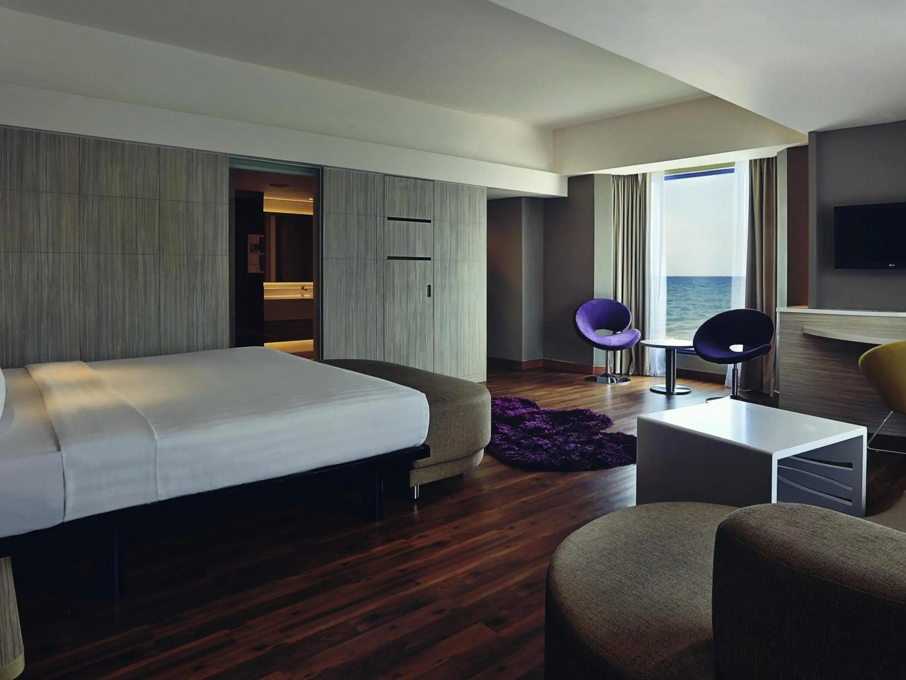 Executive King Room with Sea View in Mercure Convention Center Ancol Executive King Room with Sea View in Mercure Convention Center Ancol