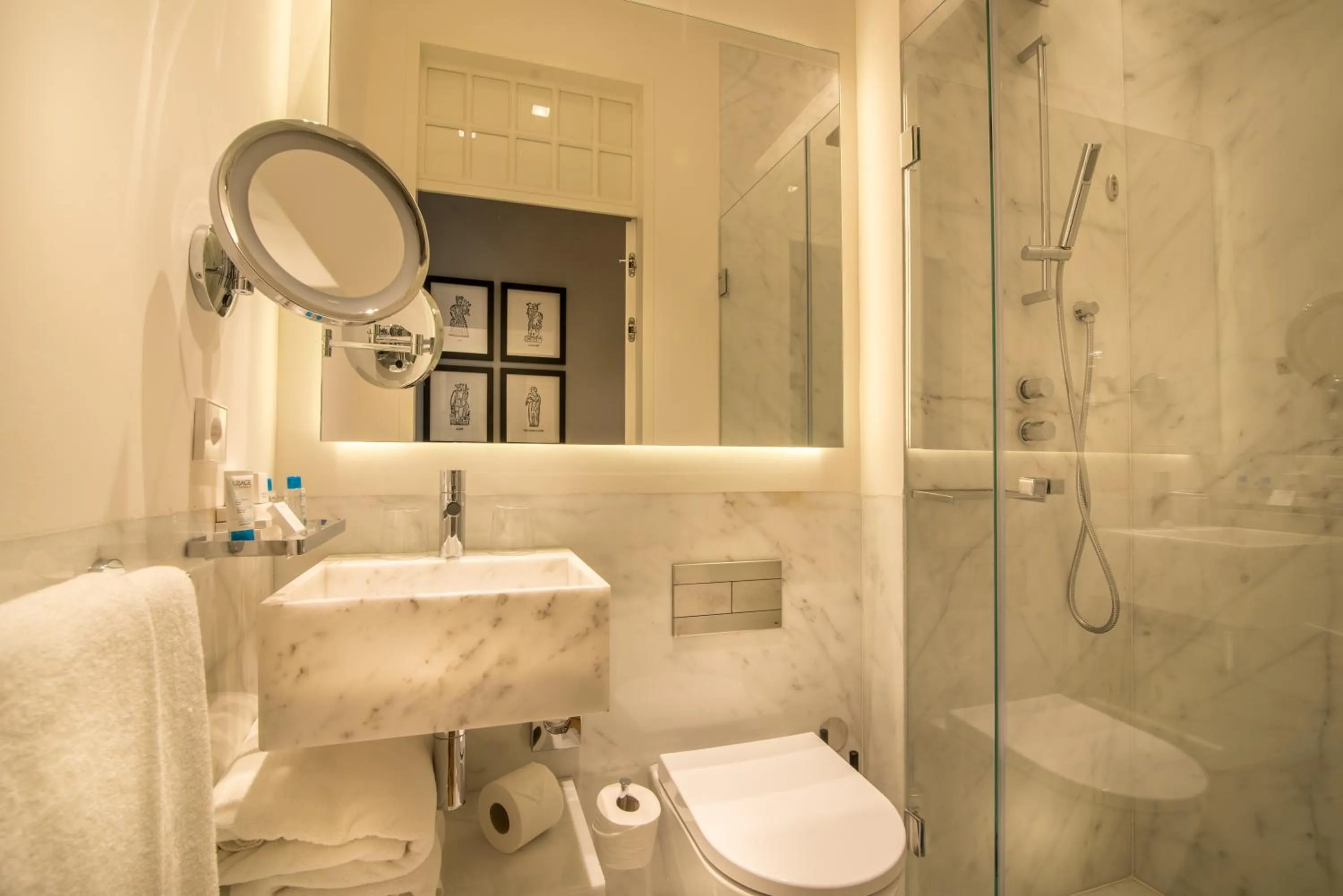 Shower in Hotel da Baixa