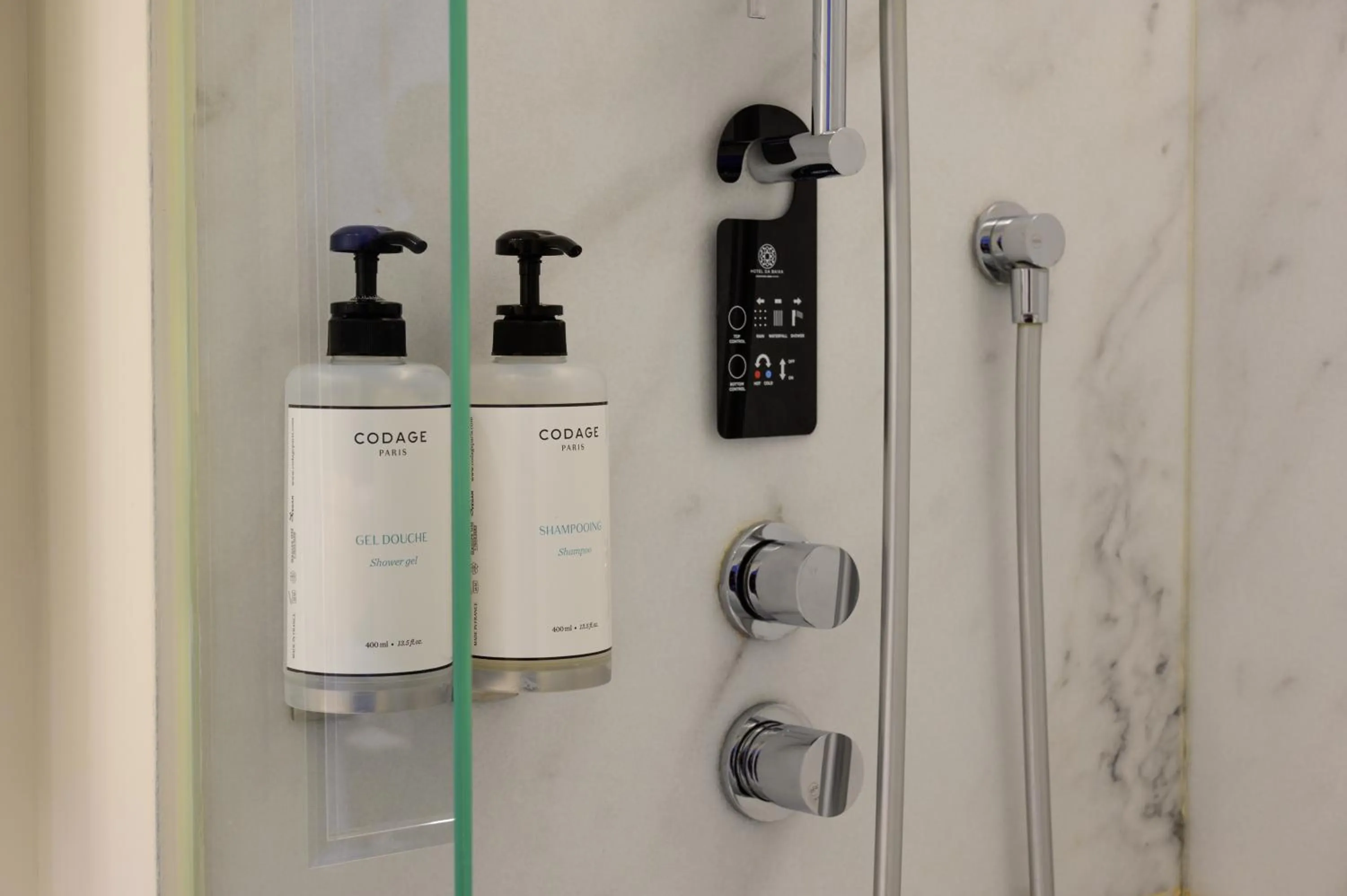 Shower in Hotel da Baixa