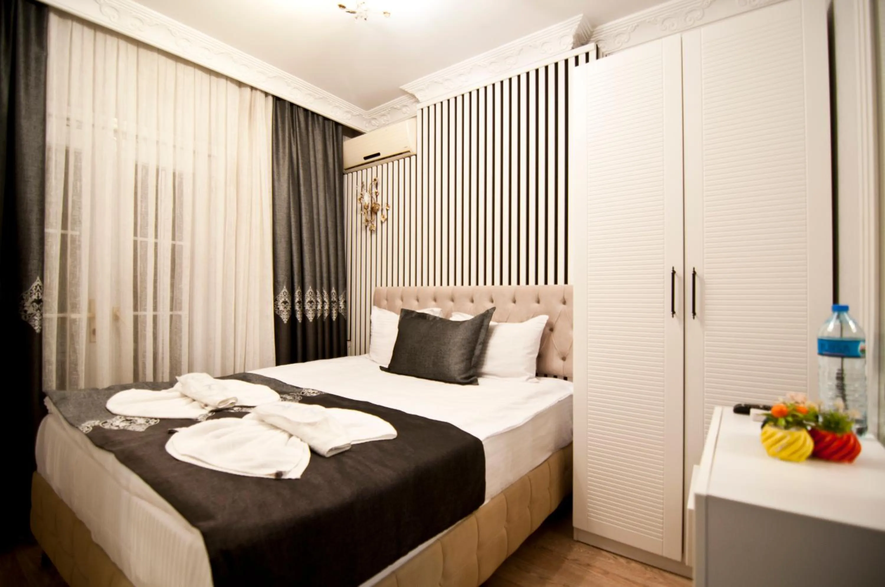 Photo of the whole room, Bed in Hotel Broken Column