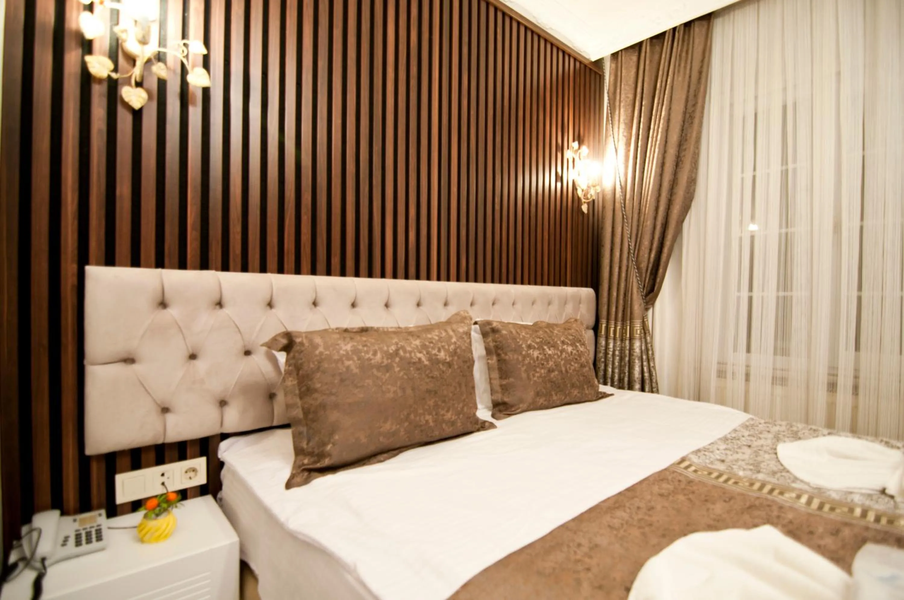 Photo of the whole room, Bed in Hotel Broken Column