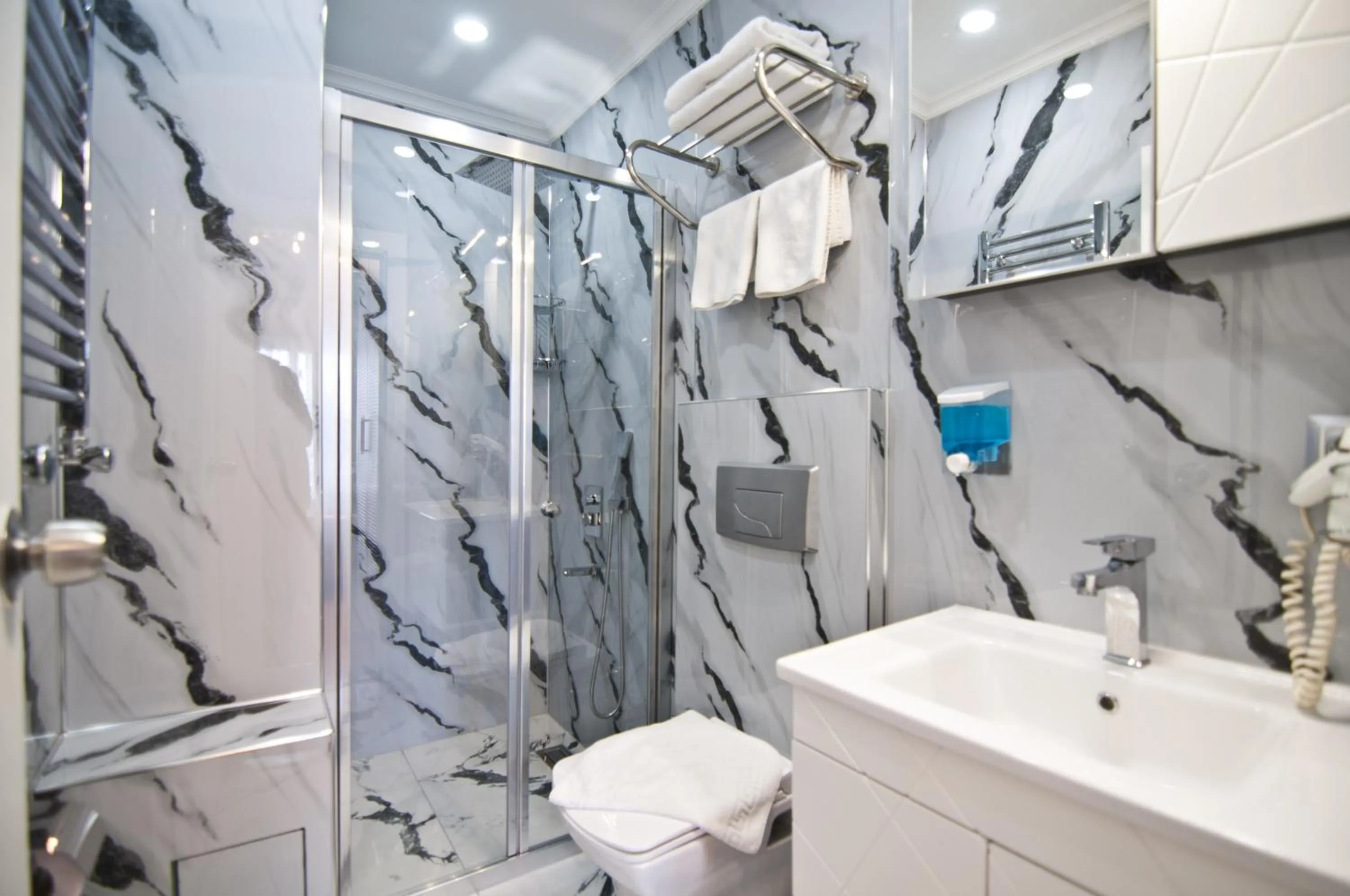 Bathroom in Hotel Broken Column