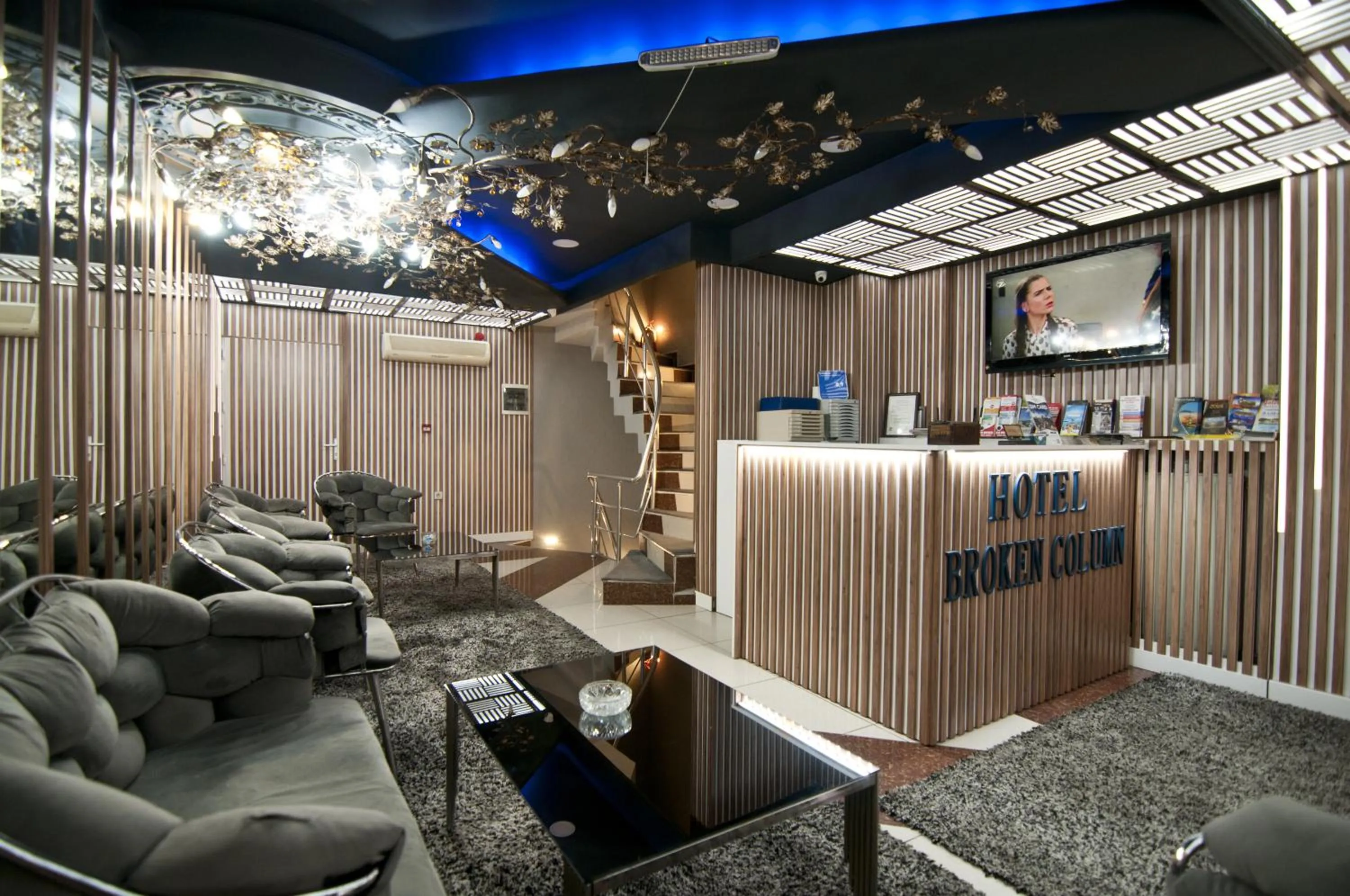 Lobby or reception in Hotel Broken Column