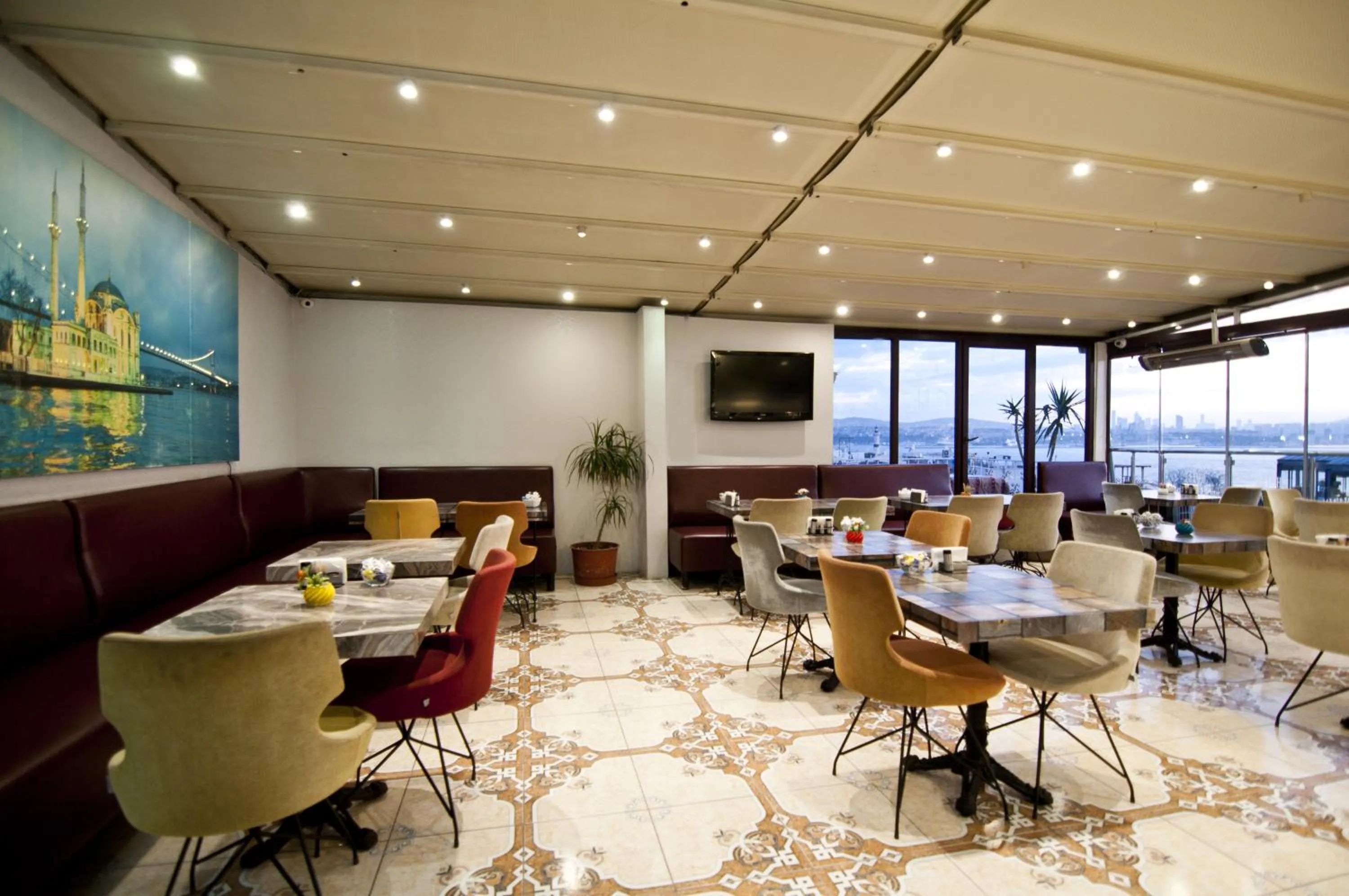 Restaurant/places to eat in Hotel Broken Column