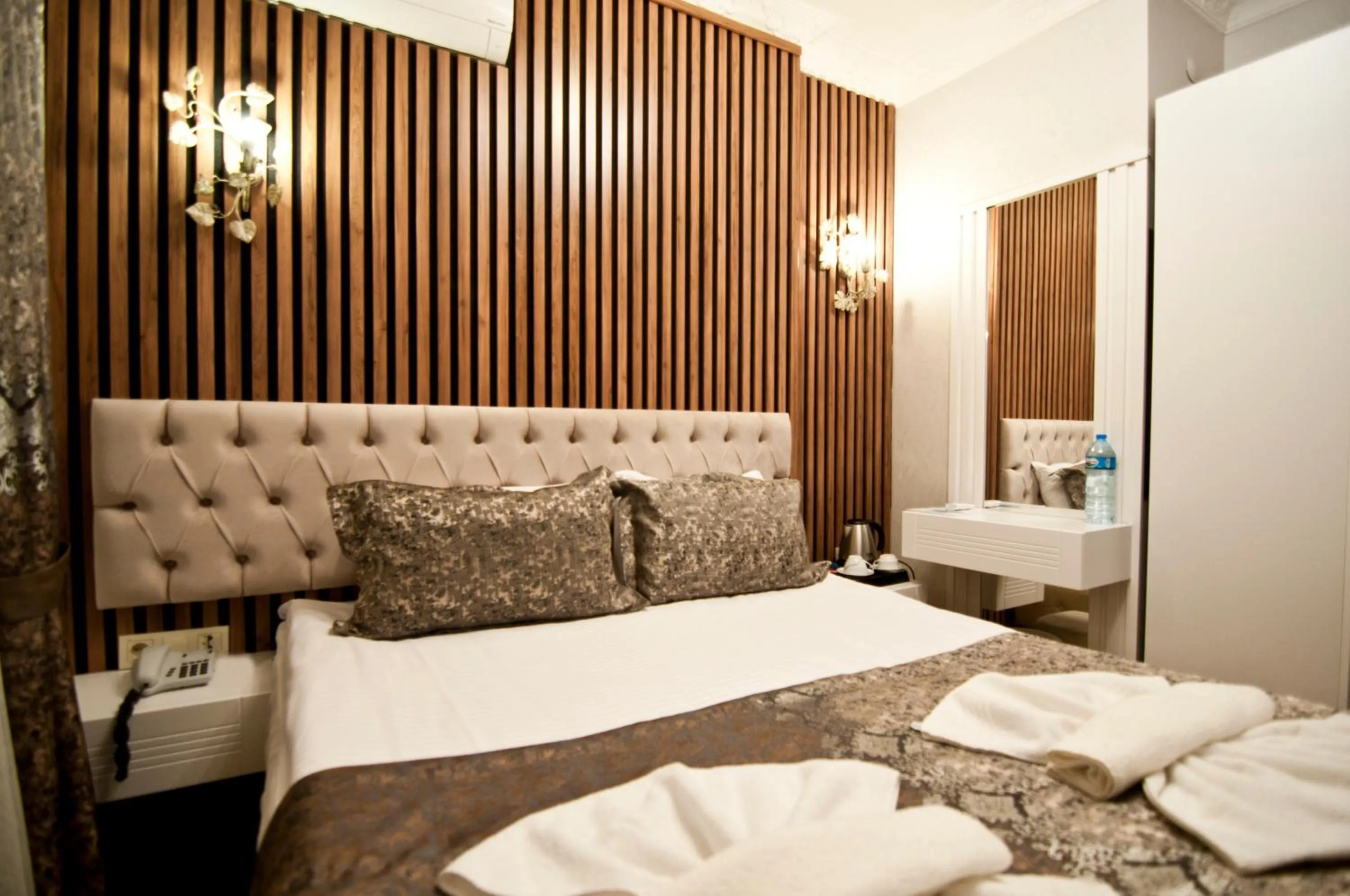 Photo of the whole room, Bed in Hotel Broken Column