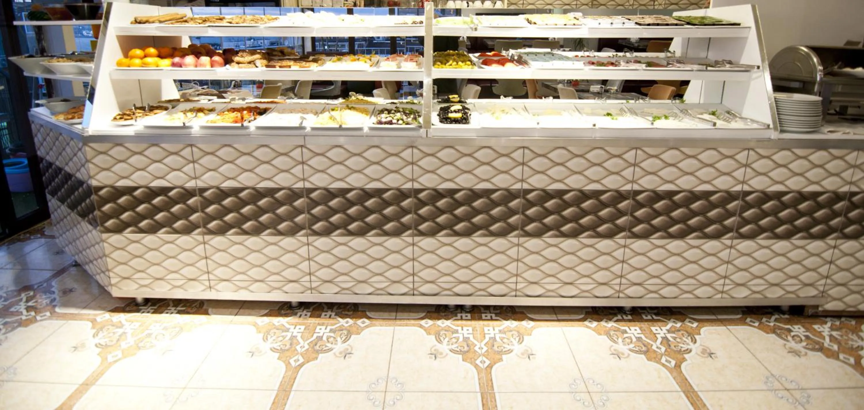 Restaurant/places to eat in Hotel Broken Column