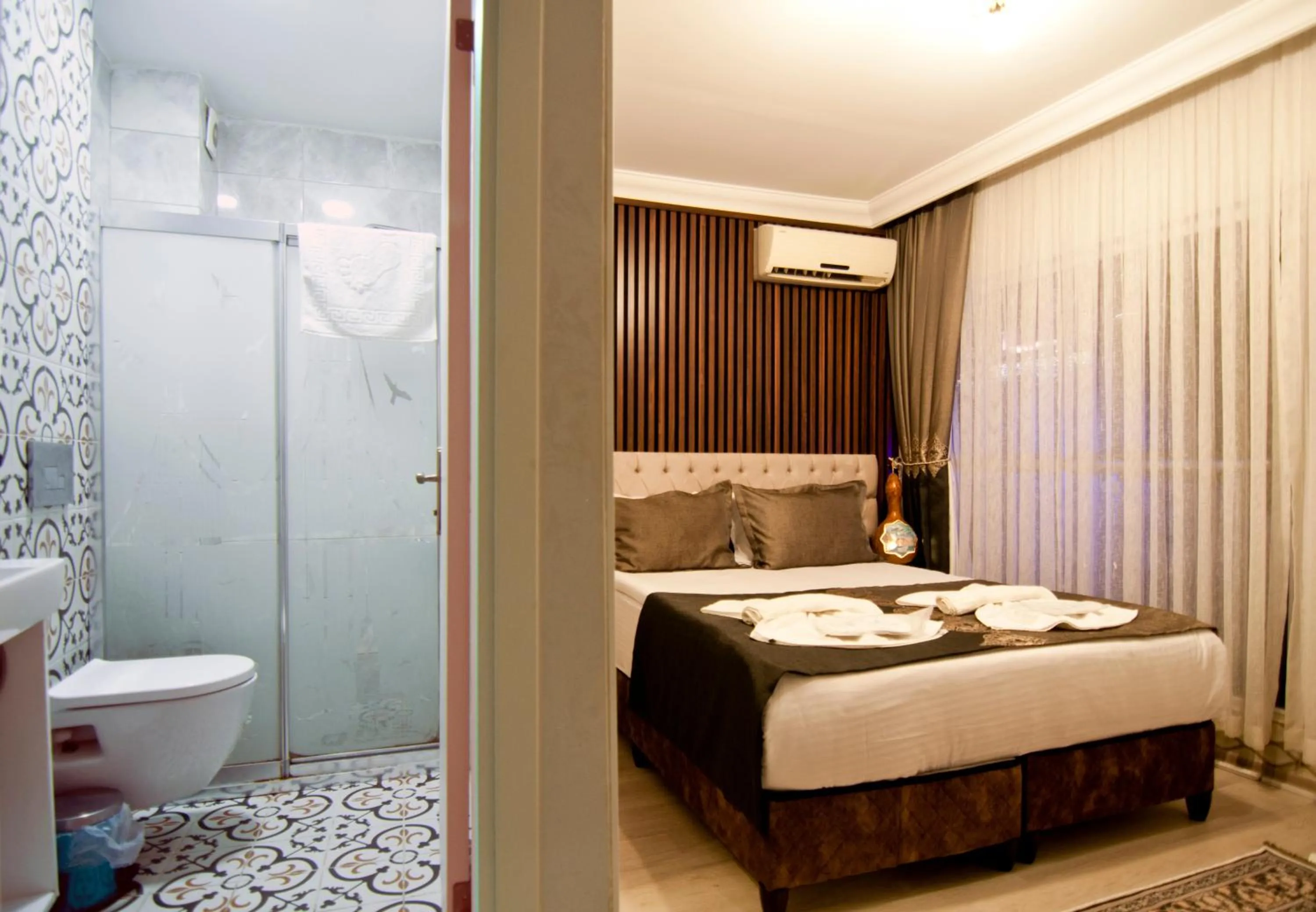 Photo of the whole room, Bed in Hotel Broken Column