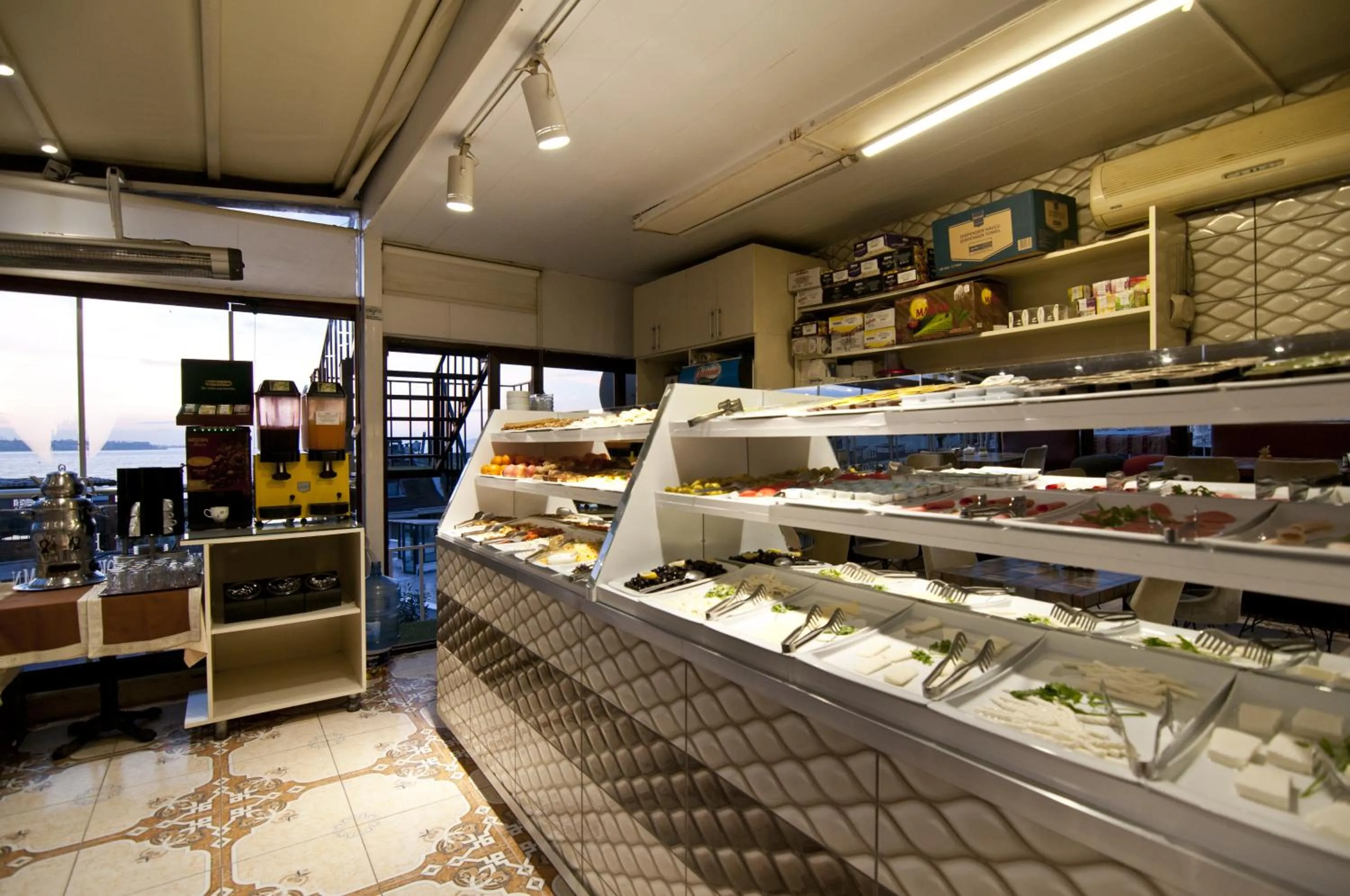 Restaurant/places to eat in Hotel Broken Column