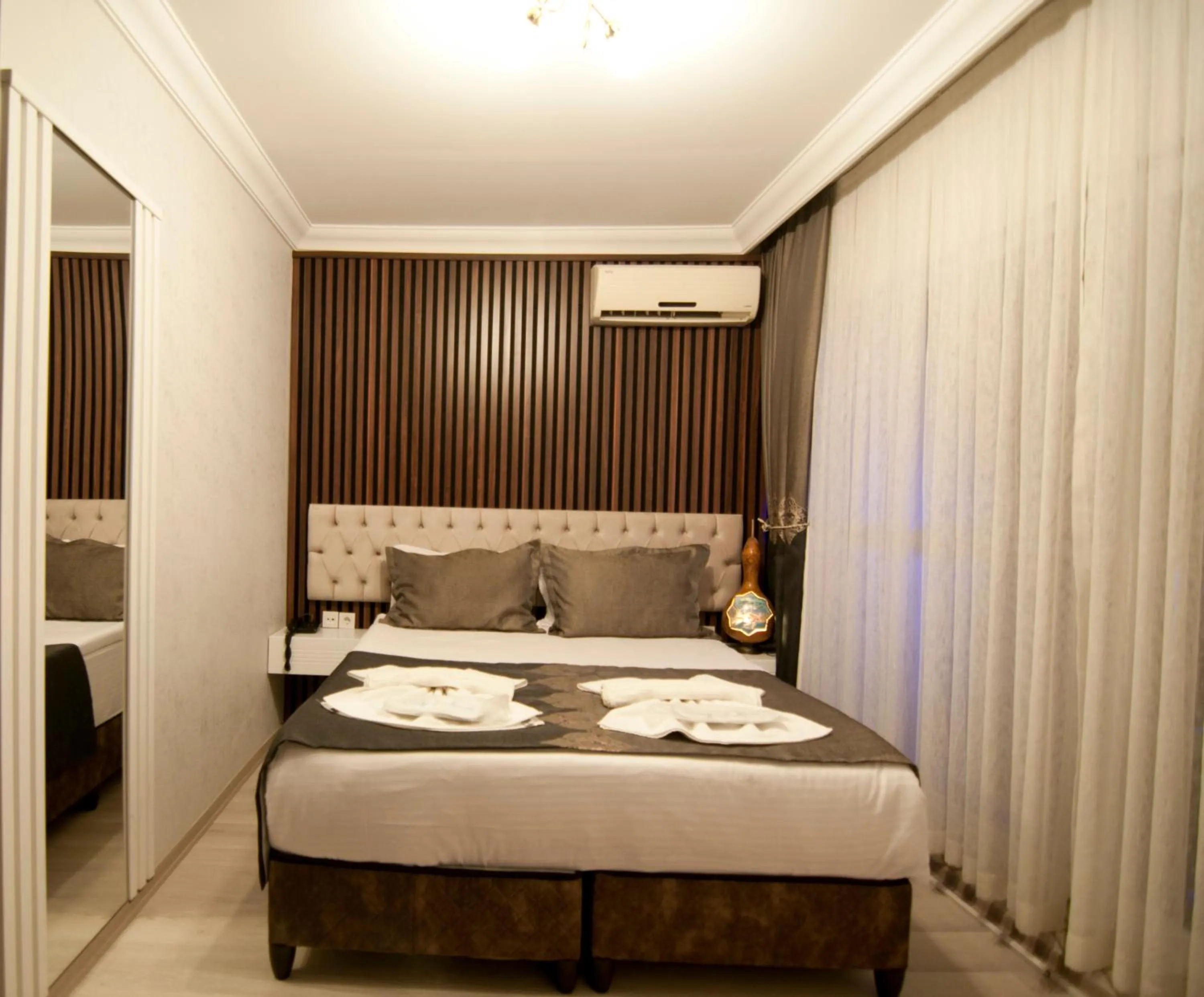 Photo of the whole room, Bed in Hotel Broken Column