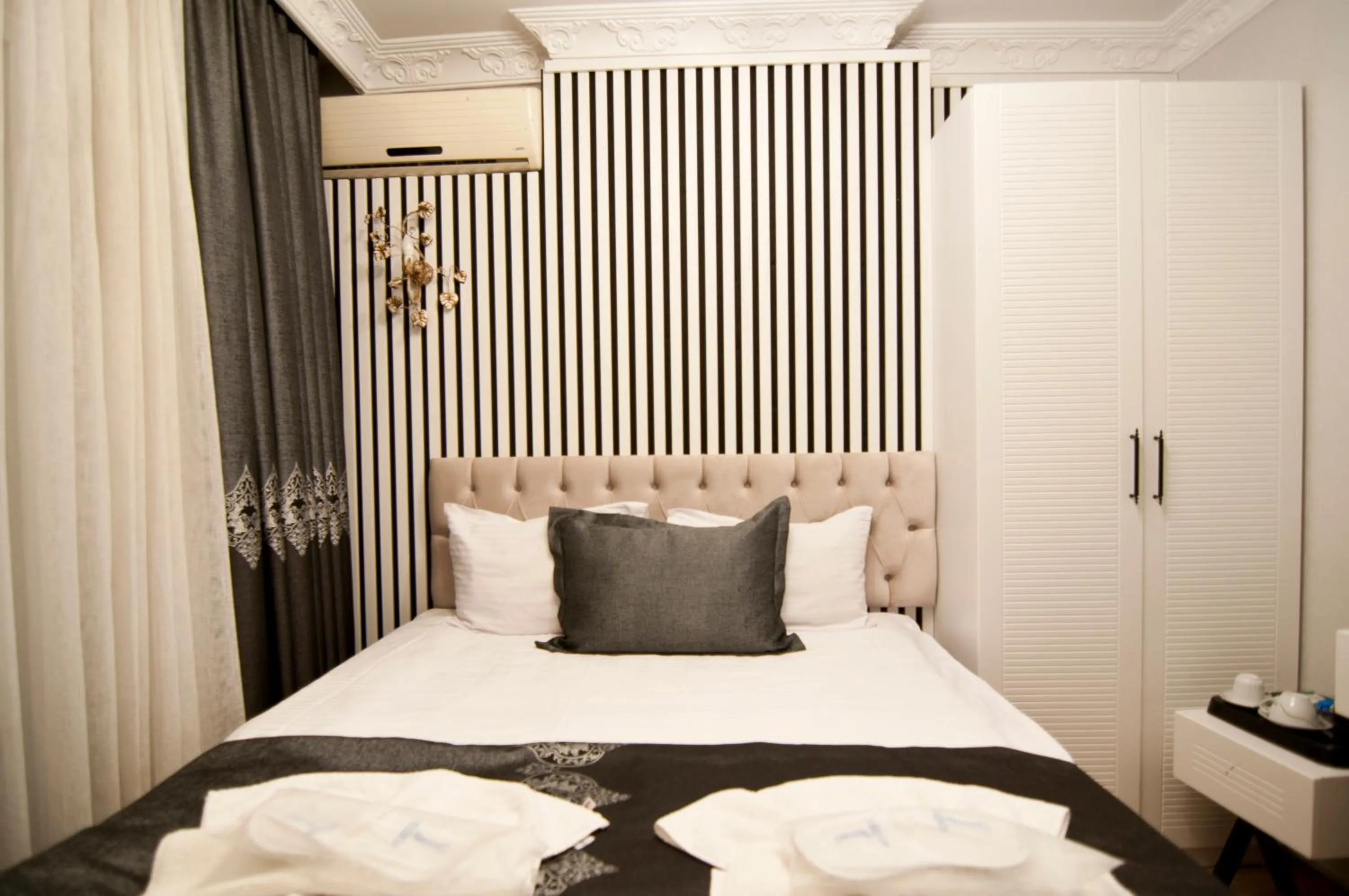 Photo of the whole room, Bed in Hotel Broken Column