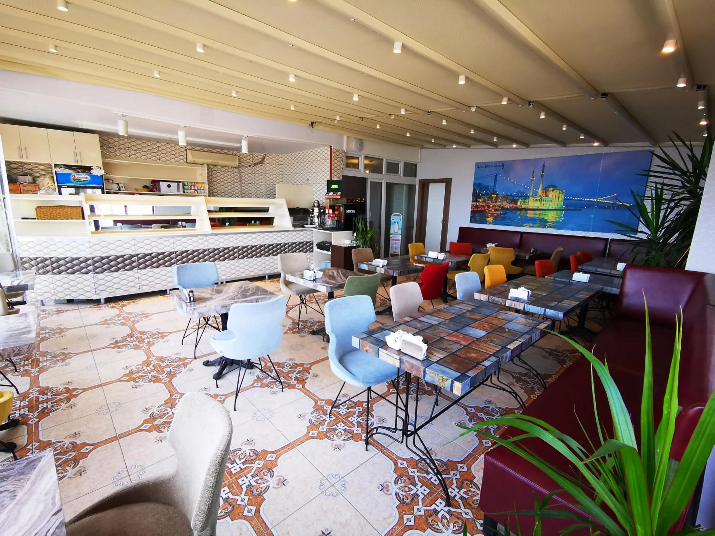 Continental breakfast in Hotel Broken Column