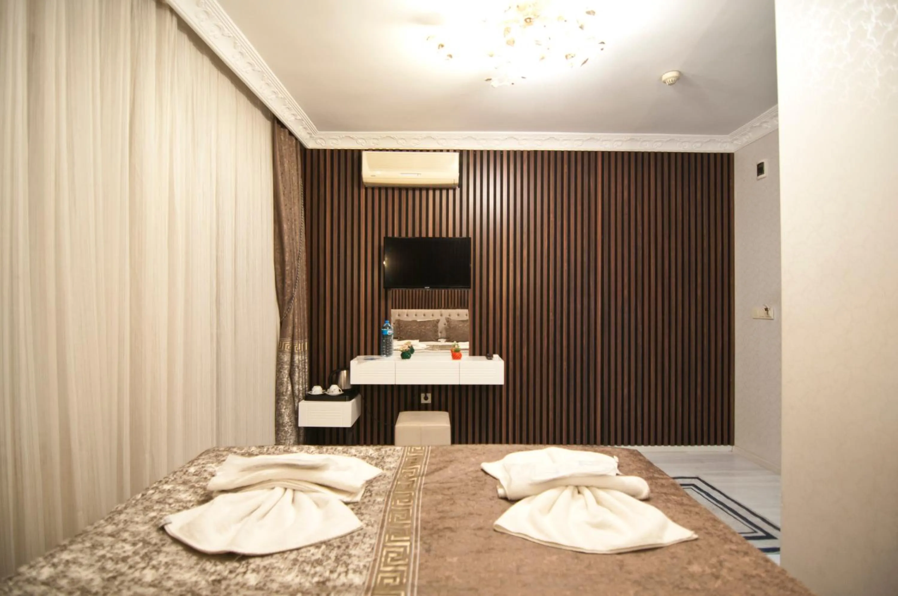 Photo of the whole room, Bed in Hotel Broken Column