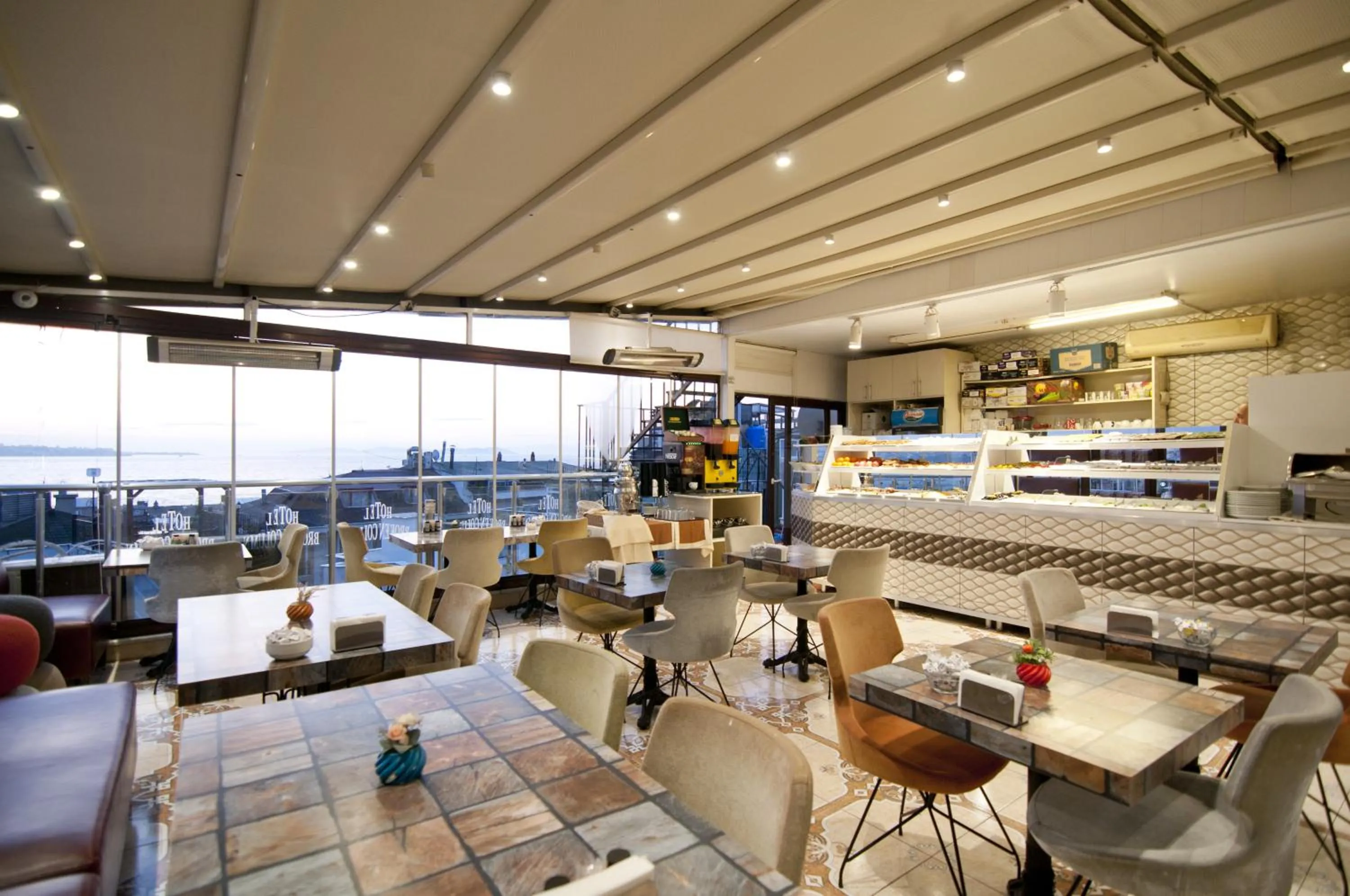 Restaurant/places to eat in Hotel Broken Column